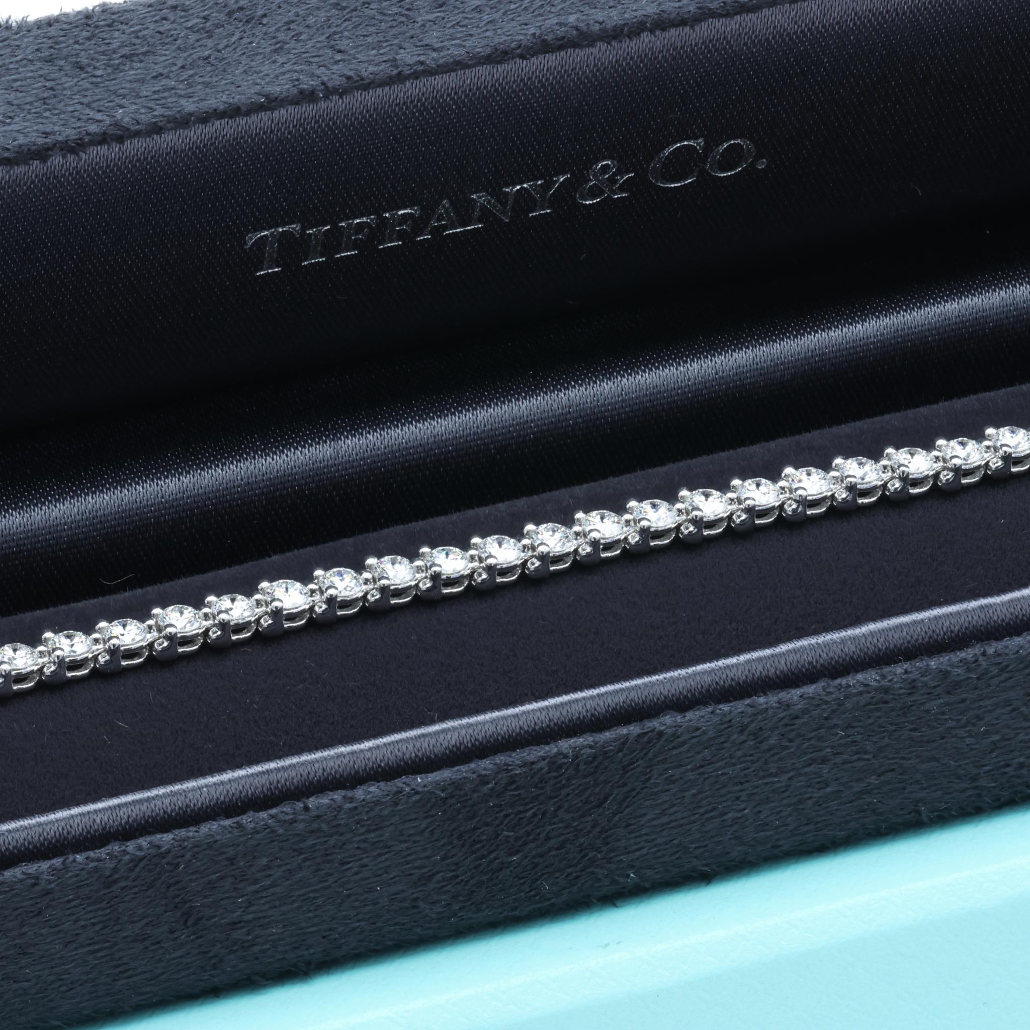 Moderno Tiffany & Co. Bracciale tennis Victoria con diamanti e linea di platino da 3,08 carati in vendita
