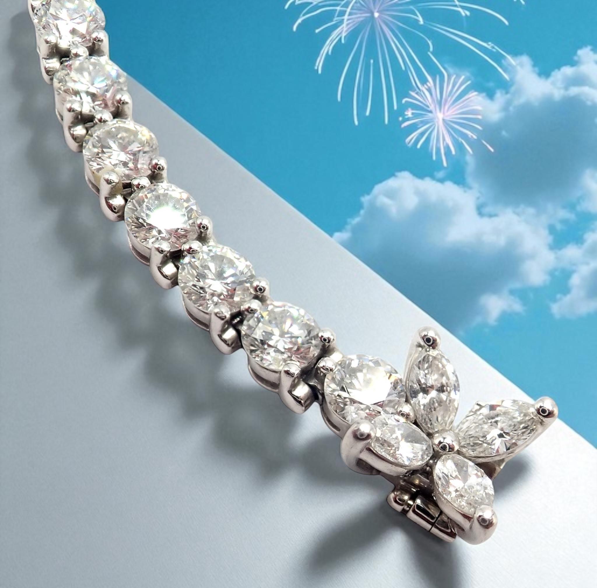 Esta caja de Tiffany & Co. La pulsera de tenis Victoria deslumbra con 6,53 quilates de diamantes brillantes, meticulosamente engastados en platino. El elegante diseño de líneas se sujeta con un cierre de inspiración floral, que añade un toque