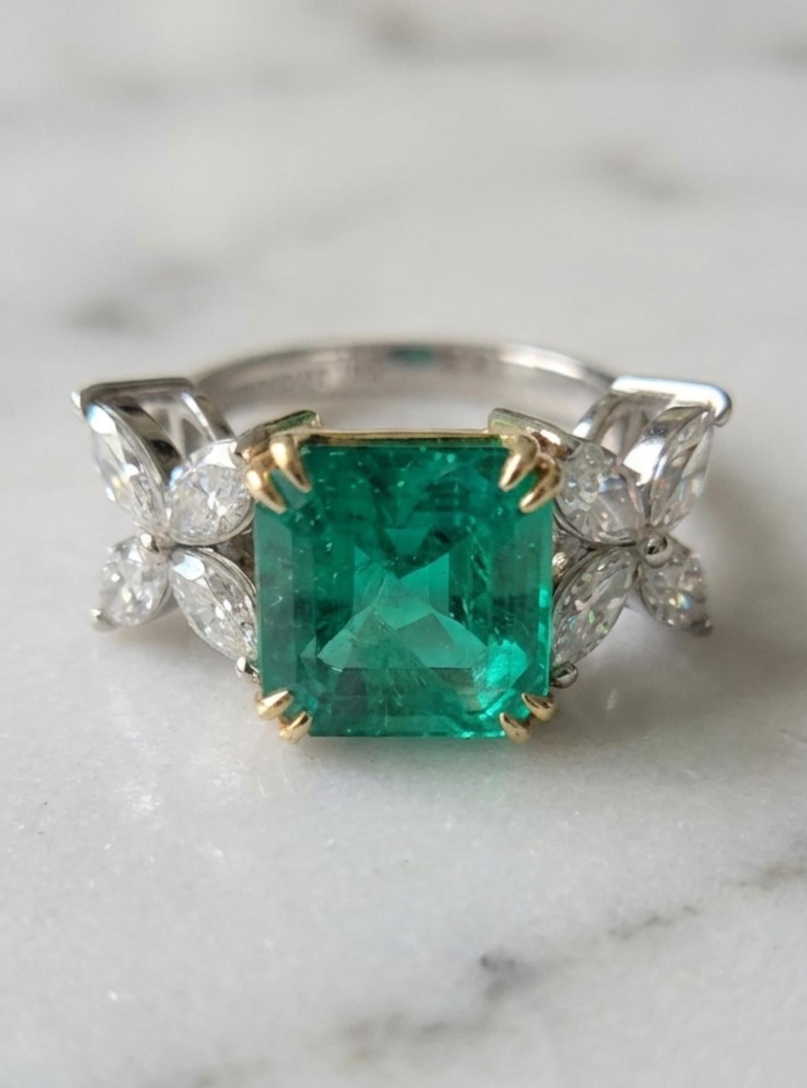 Taille émeraude Tiffany & Co. Victoria Collectional Bague en platine et 18 carats avec émeraudes et diamants en vente