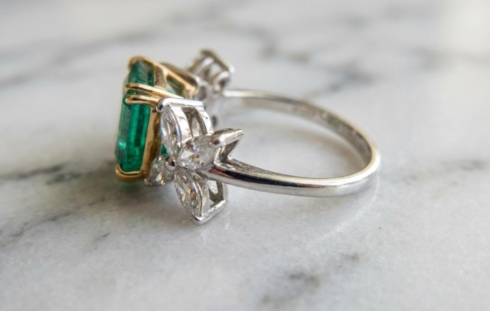 Tiffany & Co. Victoria Collectional Bague en platine et 18 carats avec émeraudes et diamants Excellent état - En vente à Chicago, IL