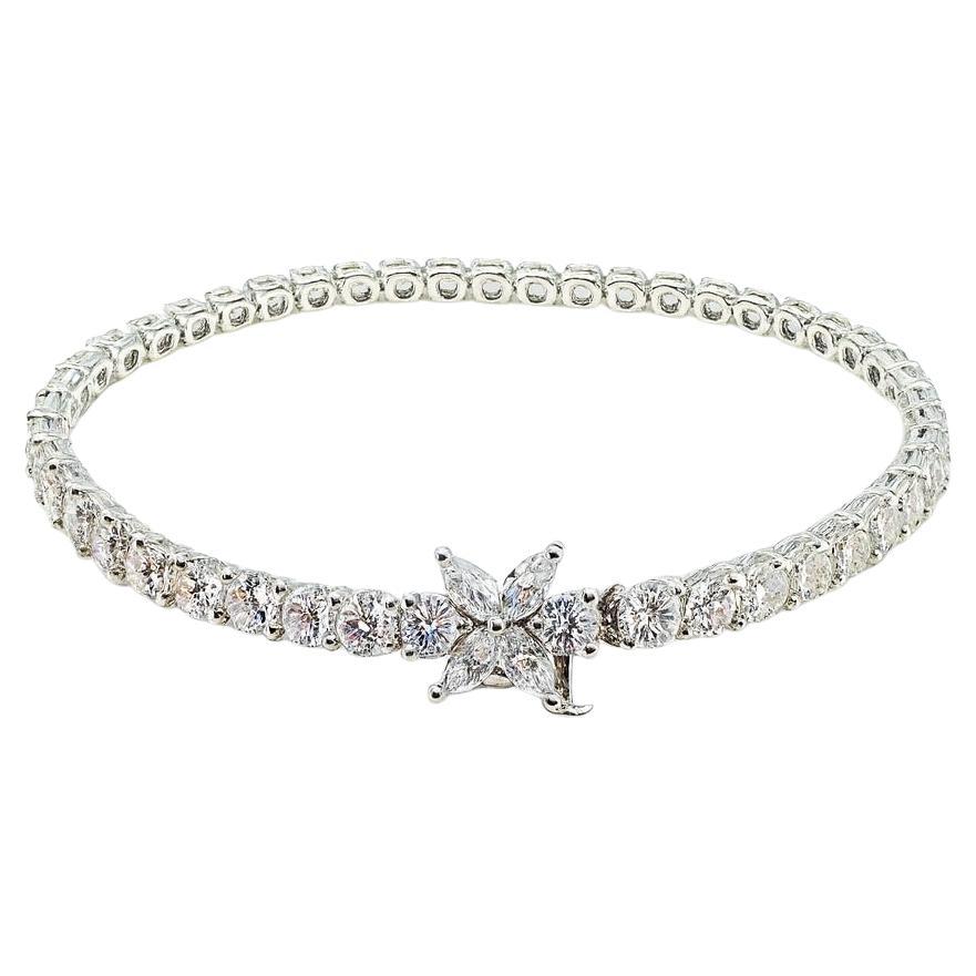 Auténtico Tiffany & Co. Pulsera de tenis Victoria Custom de platino con línea de diamantes de 11,65 quilates

Esta rara y excepcional pieza de Tiffany & Co. La pulsera Victoria está hecha a medida en platino con un cierre de lengüeta de oro de 18