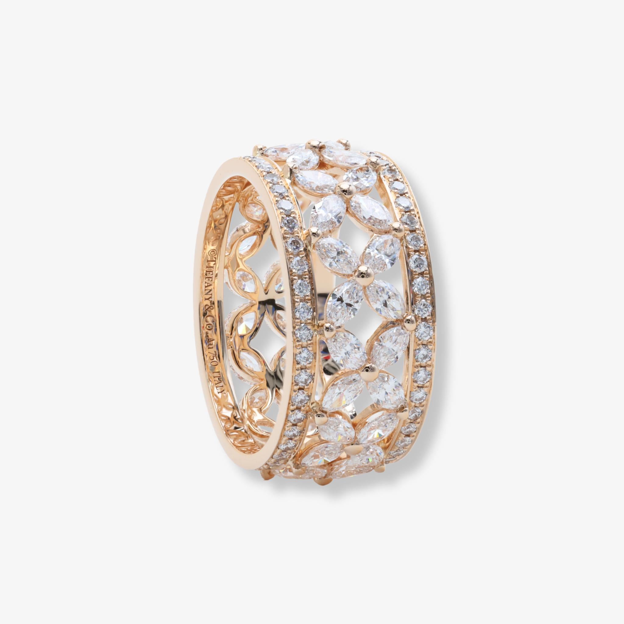 L'iconica Tiffany & Co. Fascia Victoria in oro rosa 18 carati con diamanti marquise e tondi brillanti in un elegante motivo floreale.

Vera e propria firma e collezione identificabile di Tiffany & Co., il Victoria™ Diamond Band celebra la grazia