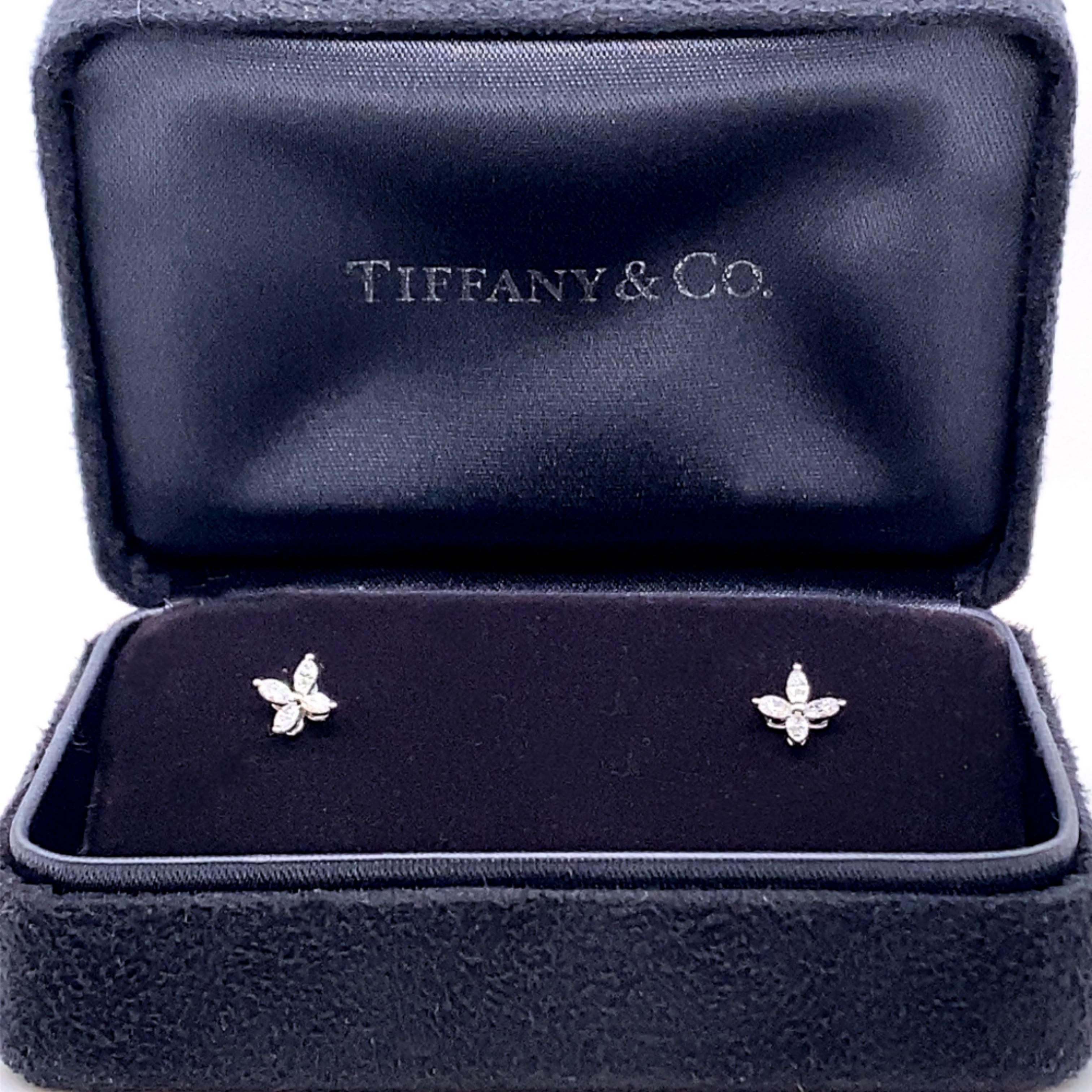 TIFFANY & CO. Victoria Collection'S Diamant-Ohrringe
Stil:  Nieten
Metall:  Platin PT950
Größe:  Klein
Abmessungen:  7 MM X 7 MM
TCW:  0,64 tcw
Hauptdiamant:  8 Diamanten im Marquise-Schliff
Farbe & Klarheit:  F G, VVS 
Wahrzeichen:  ©T&CO. PT950