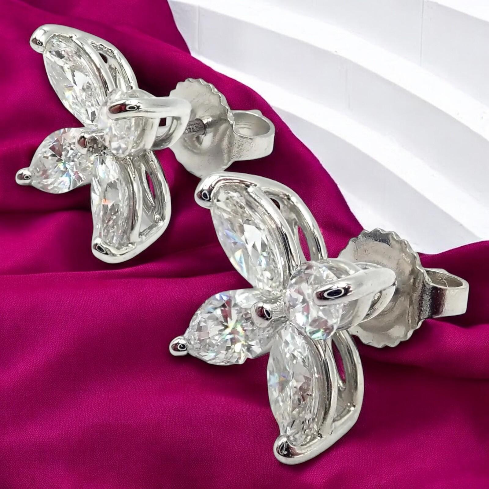 Platino Victoria Diamante  Pendientes de Tiffany & Co. 
La campaña Tiffany & Co. Los pendientes grandes de diamantes talla marquesa Victoria de platino muestran una elegancia atemporal. 
Elaborados en platino, cada pendiente presenta cuatro