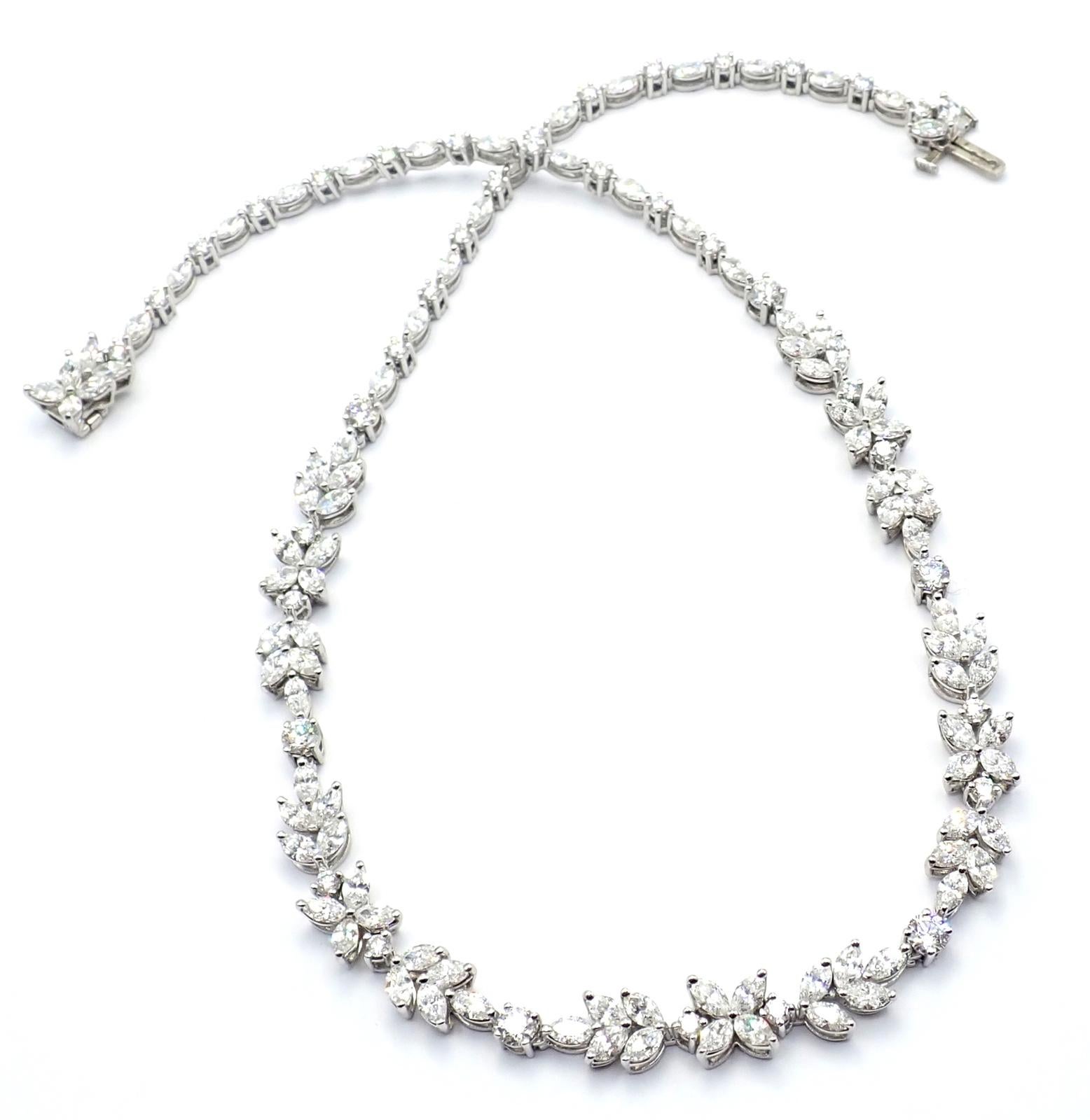 Collana a grappolo in platino con diamanti Victoria di Tiffany & Co. 
La collana Victoria Co. in platino con diamanti misti emana un'eleganza senza tempo grazie ai 15.92 carati di diamanti brillanti. 
Intricatamente incastonati nel platino, i suoi