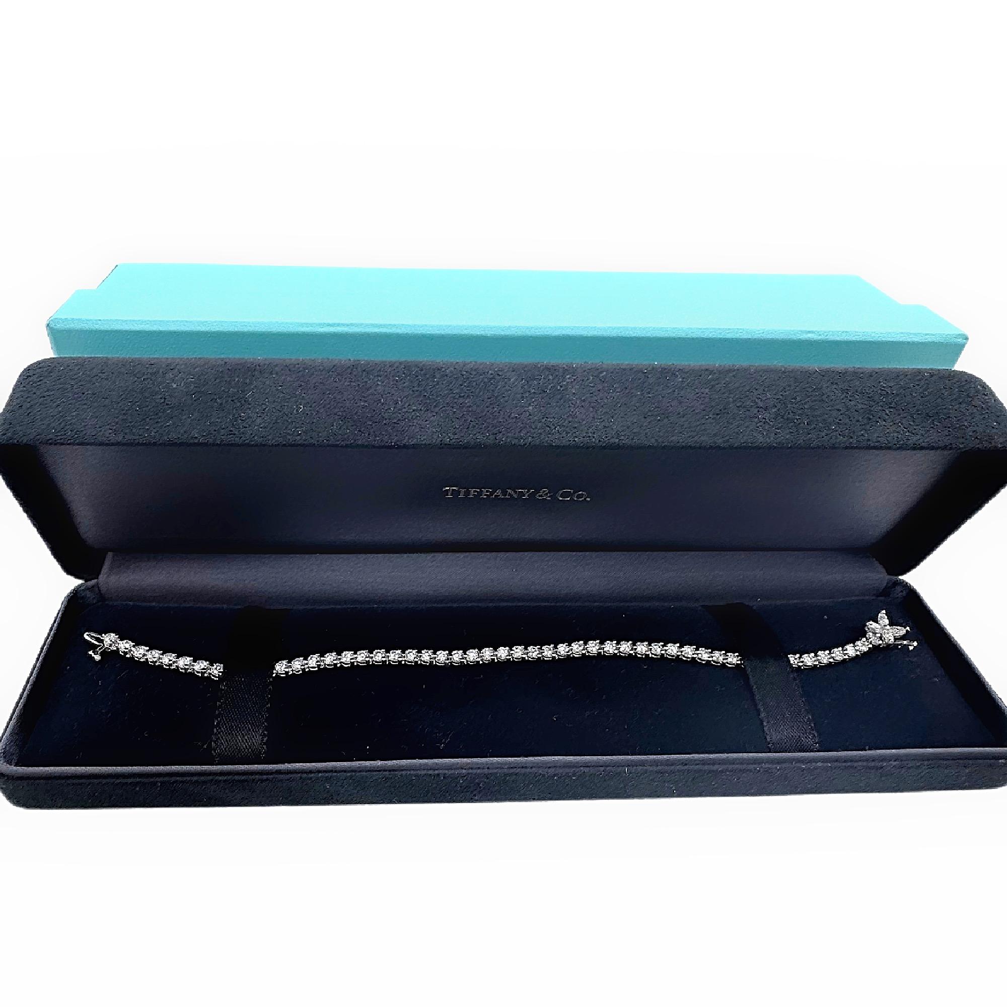 Tiffany & Co. Victoria Diamant-Tennisarmband aus Platin
Stil:  Tennis
Referenznummer:  60088600
Metall:  Platin PT950
Größe:  7' Zoll
TCW:  3,08 tcw
Hauptdiamant:  4 Marquise Diamanten 0,18 tcw / 51 Runde Brillanten 2,90 tcw
Wahrzeichen:  T&C PT950