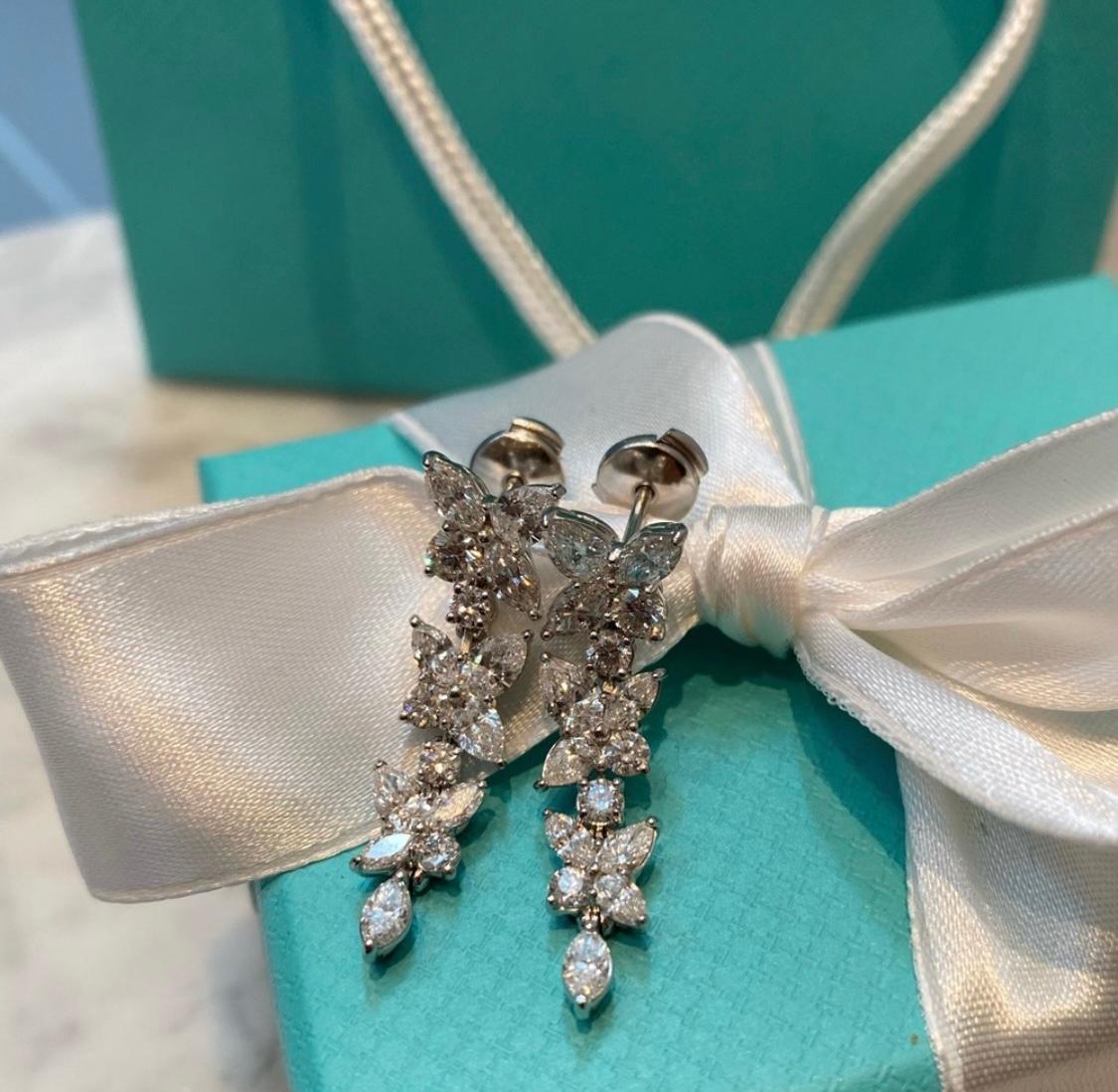 Moderno Tiffany & Co. orecchini a goccia a grappolo misto in vendita