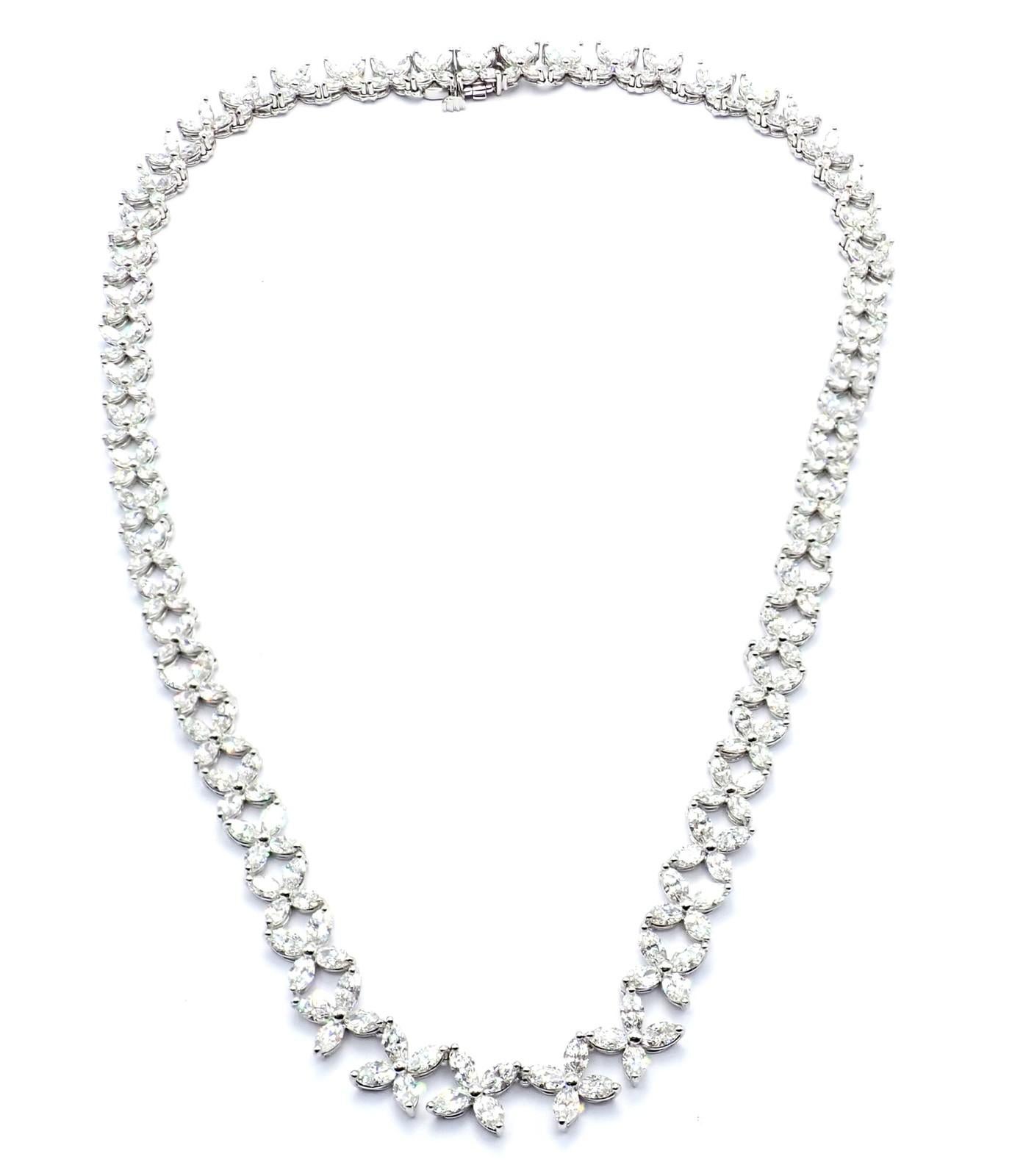 Collana in platino Victoria Graduated Marque Shape Diamond di Tiffany & Co. 
La collana di diamanti Victoria Co. in platino a forma di marque graduata emana un'eleganza senza tempo grazie ai 17 carati di diamanti brillanti. 
Intricatamente