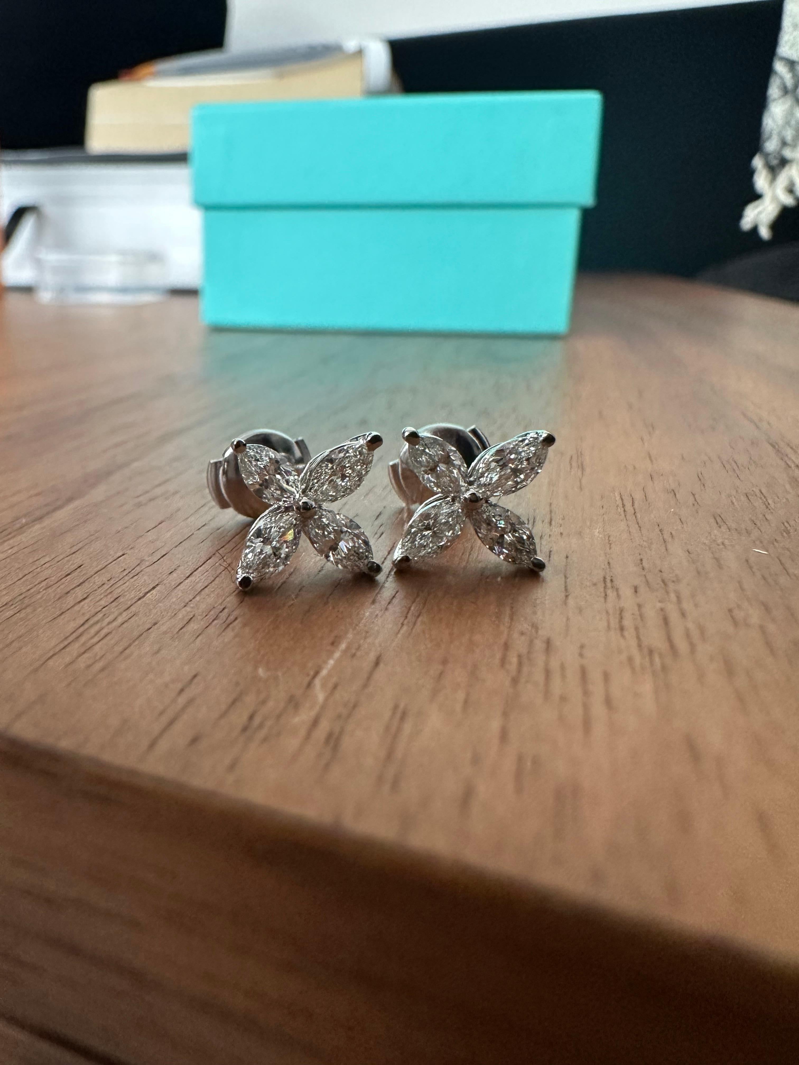 Tiffany & Co. Orecchini grandi in platino PT950 con diamanti 
Diamanti marquise del peso di 1,62 ctw 
Non è mai stato modificato o riparato, lucidato una sola volta 
Vieni con la scatola 
Prezzo al dettaglio: 27.200 dollari

