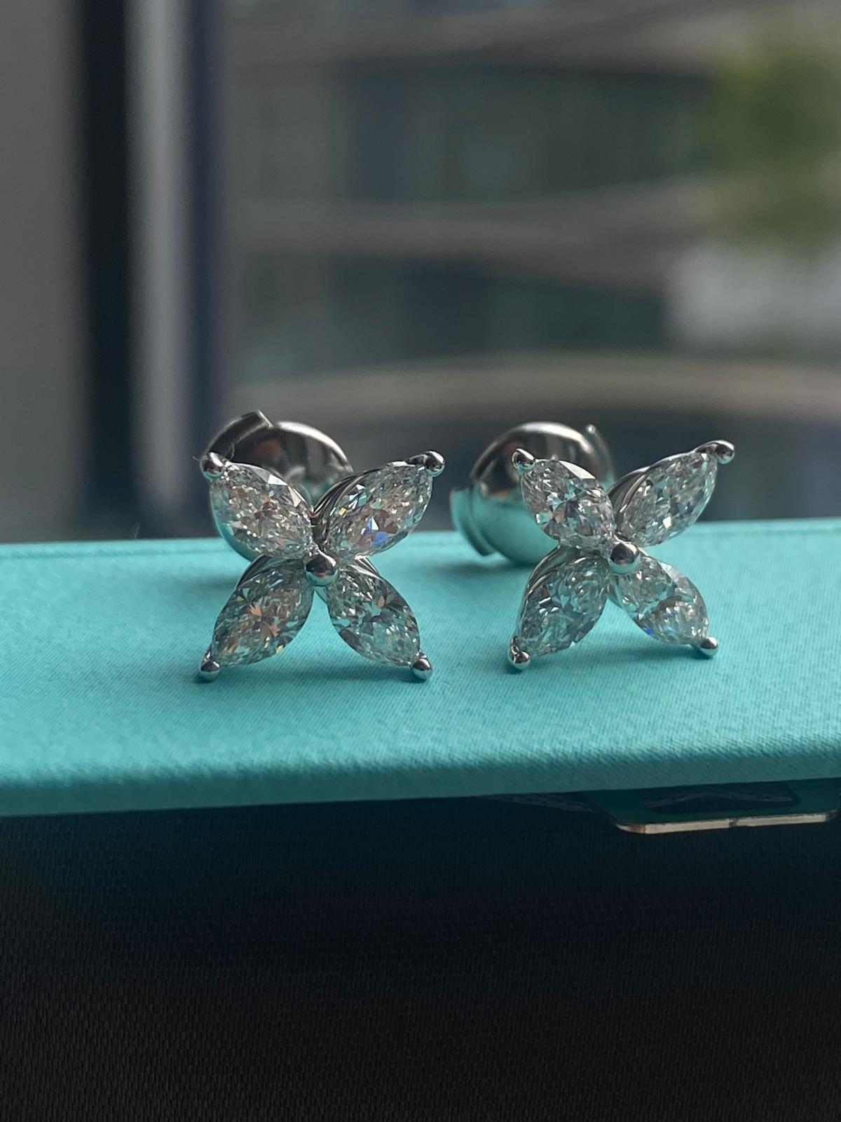 Ti presentiamo il raffinato Tiffany & Co. Orecchini Tiffany Victoria Collection, realizzati con i migliori materiali e splendidi diamanti per un totale di 1,62 carati. Questi eleganti orecchini sono perfetti per ogni occasione e aggiungeranno un