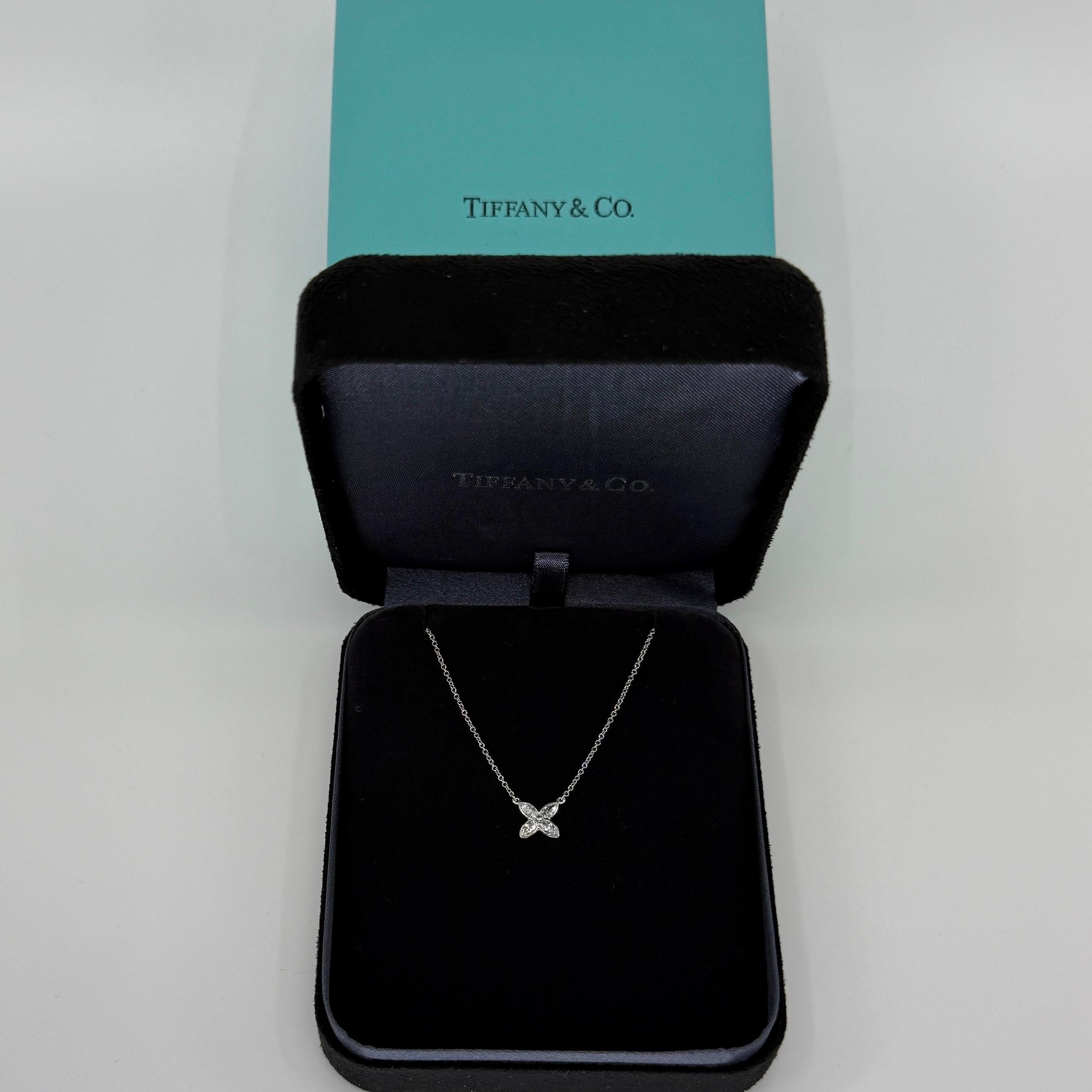 Collana con ciondolo a fiore in platino con diamante naturale Victoria & Co. in vendita 5