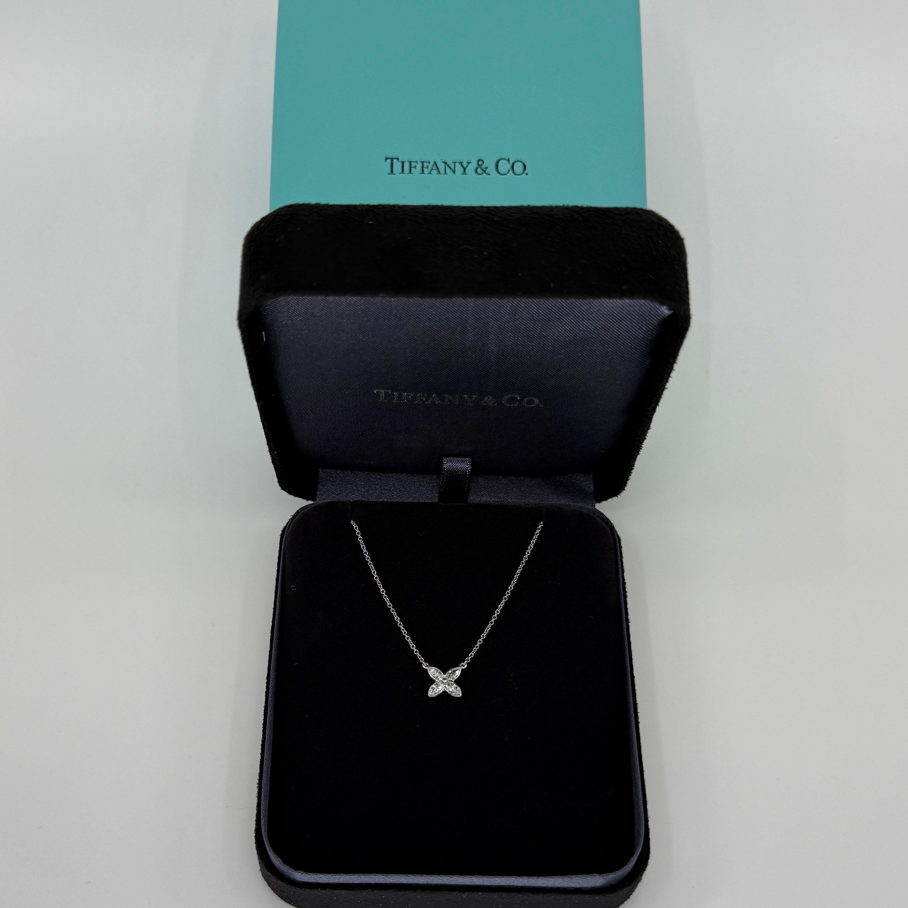 Rara Tiffany & Co. d'epoca. Collana con diamante naturale Victoria in platino 950.

Un bellissimo pendente in platino con quattro diamanti naturali taglio marquise da 5x2,5 mm.
Colore, purezza e taglio superbi. Colore VS-VVS chiarezza E/F con un