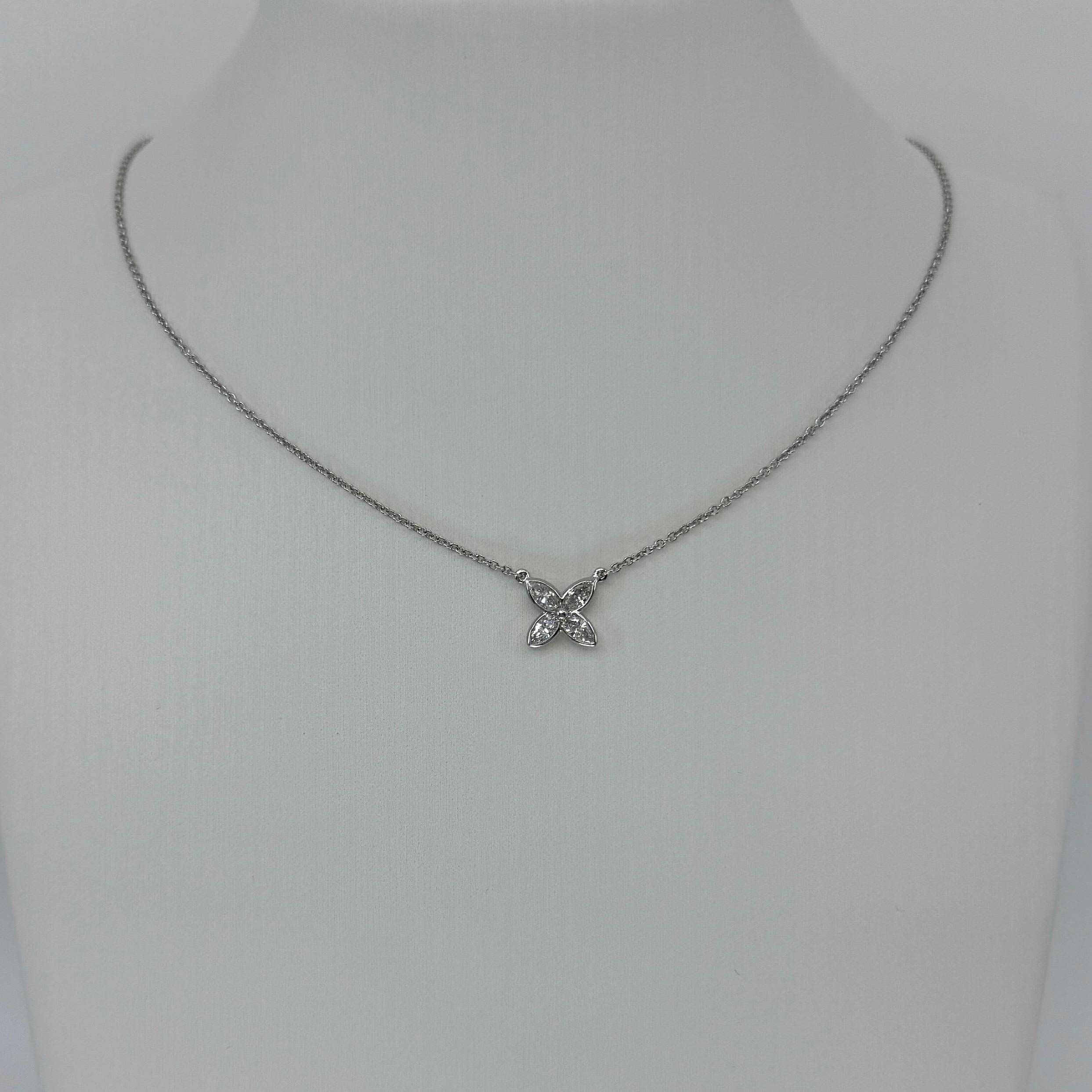 Collana con ciondolo a fiore in platino con diamante naturale Victoria & Co. In condizioni ottime in vendita a Birmingham, GB