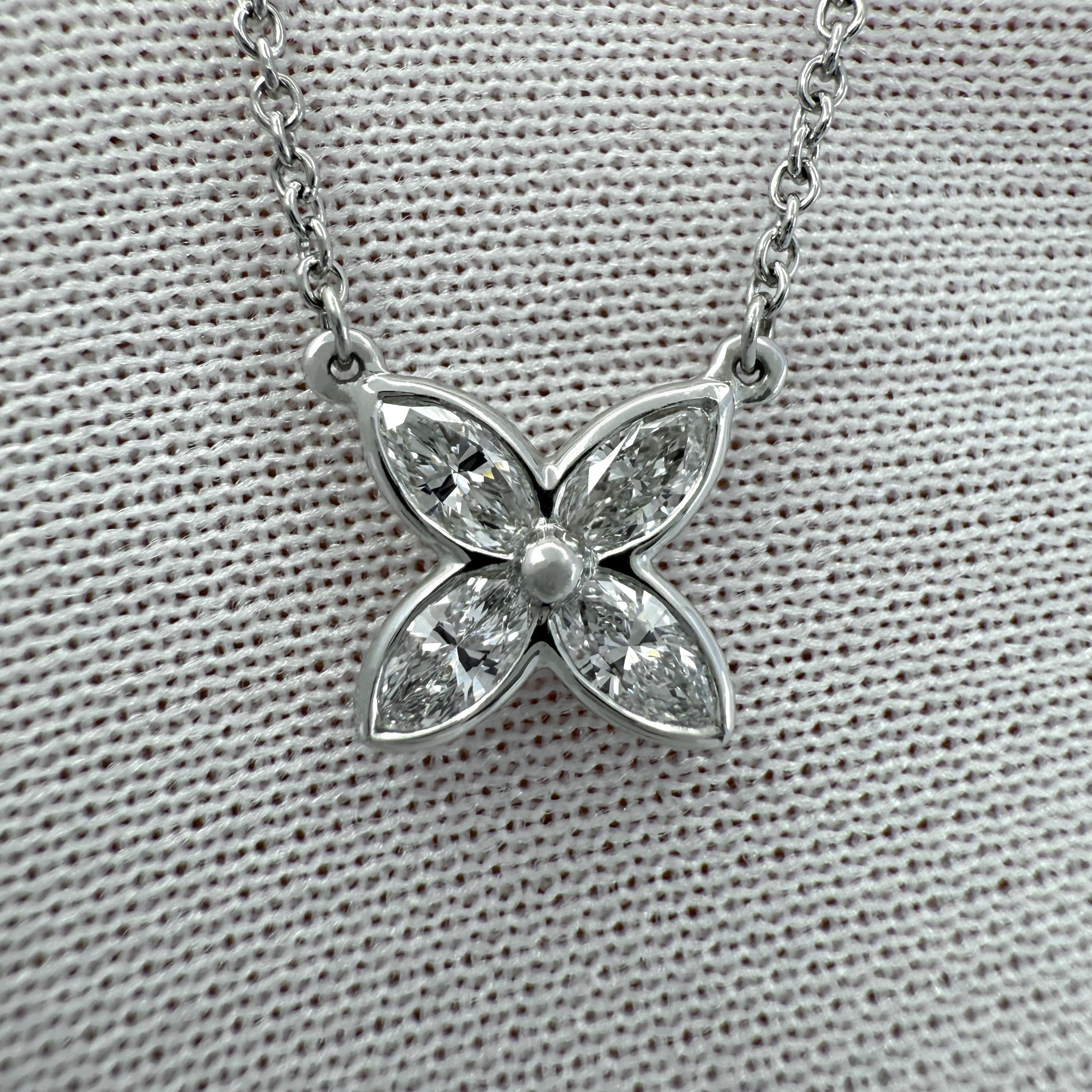 Collana con ciondolo a fiore in platino con diamante naturale Victoria & Co. in vendita 1