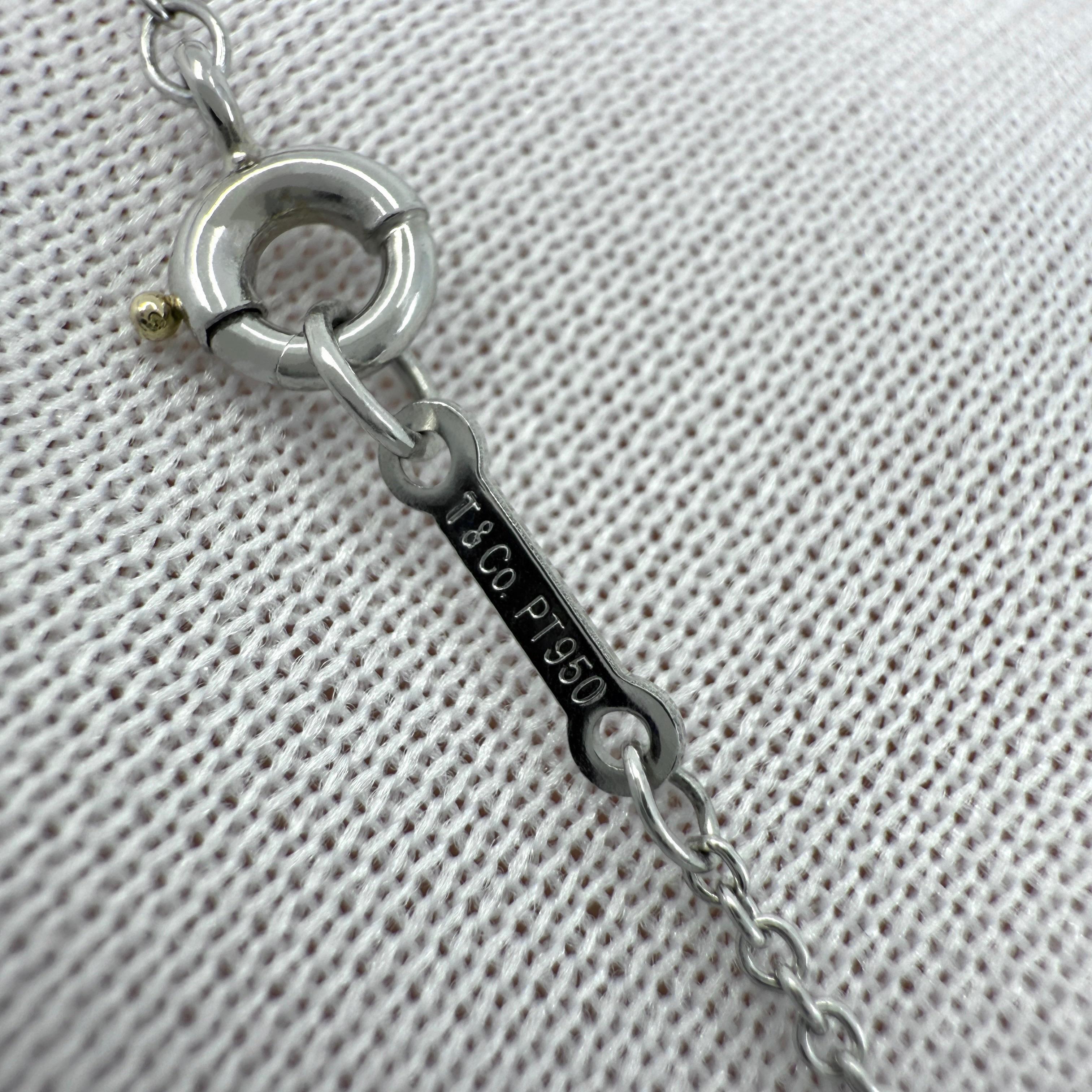 Collana con ciondolo a fiore in platino con diamante naturale Victoria & Co. in vendita 2