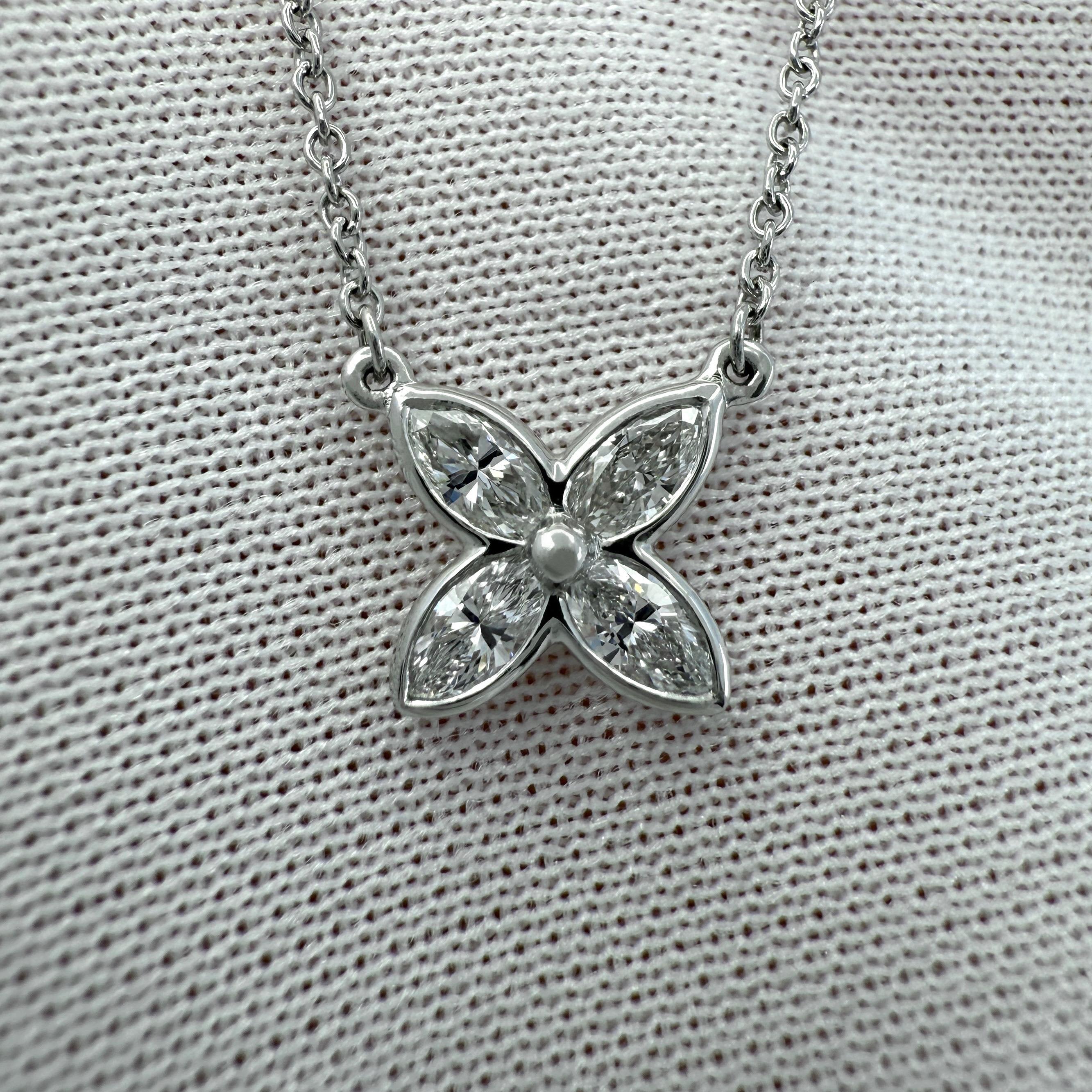 Collana con ciondolo a fiore in platino con diamante naturale Victoria & Co. in vendita 4