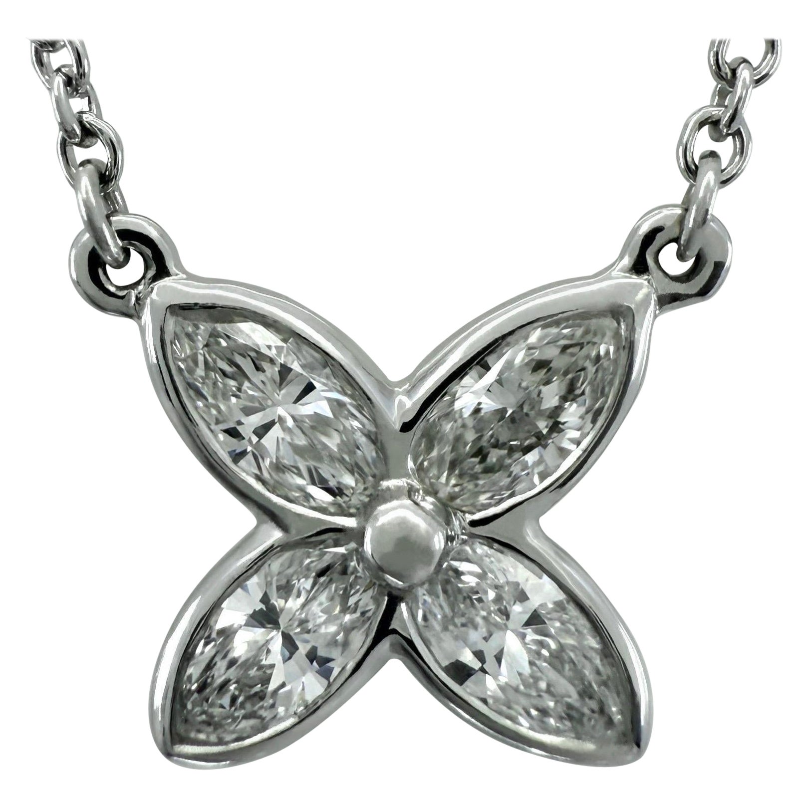 Collana con ciondolo a fiore in platino con diamante naturale Victoria & Co.
