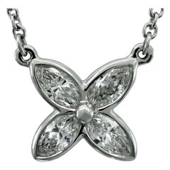 Collana con ciondolo a fiore in platino con diamante naturale Victoria & Co.