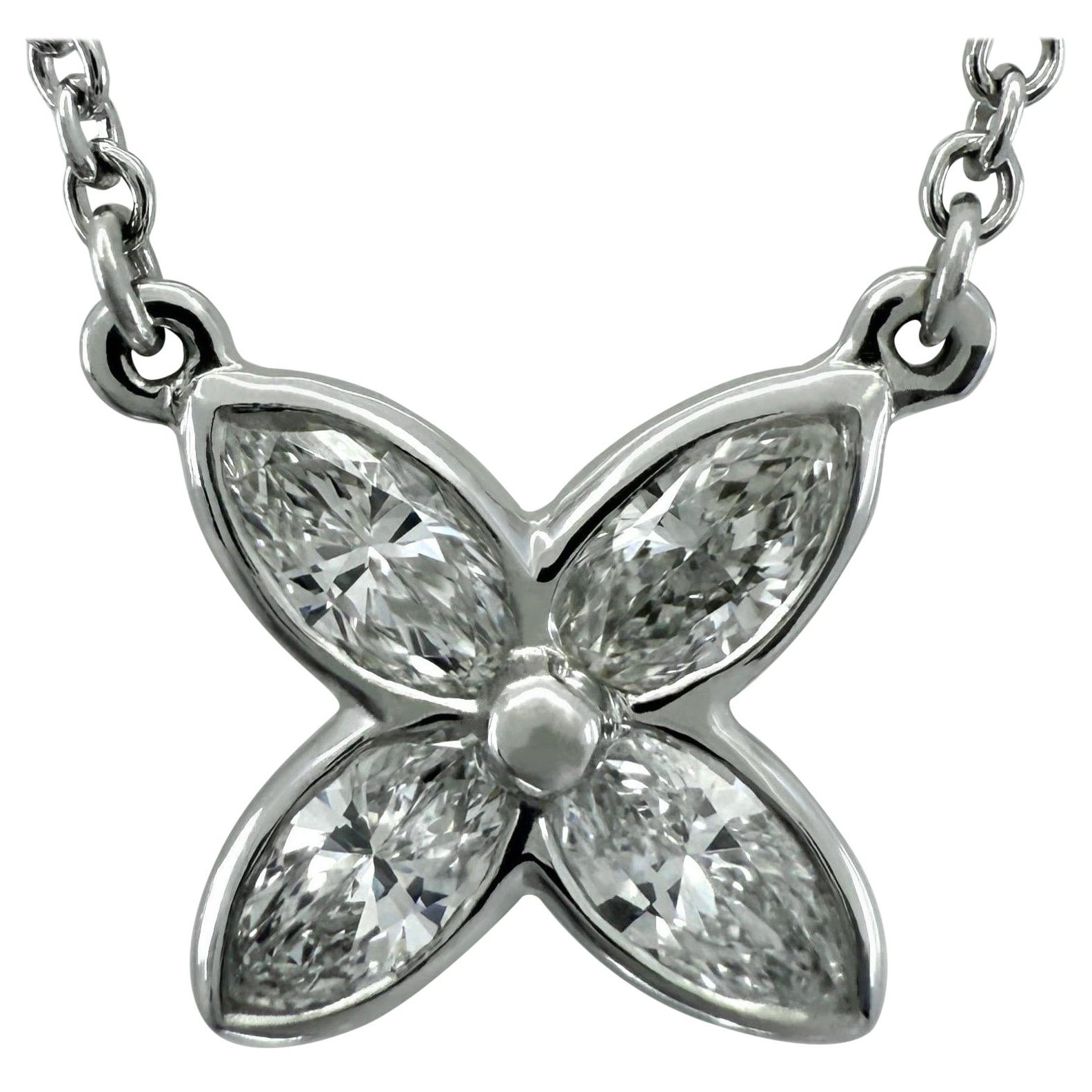 Collana con ciondolo a fiore in platino con diamante naturale Victoria & Co.