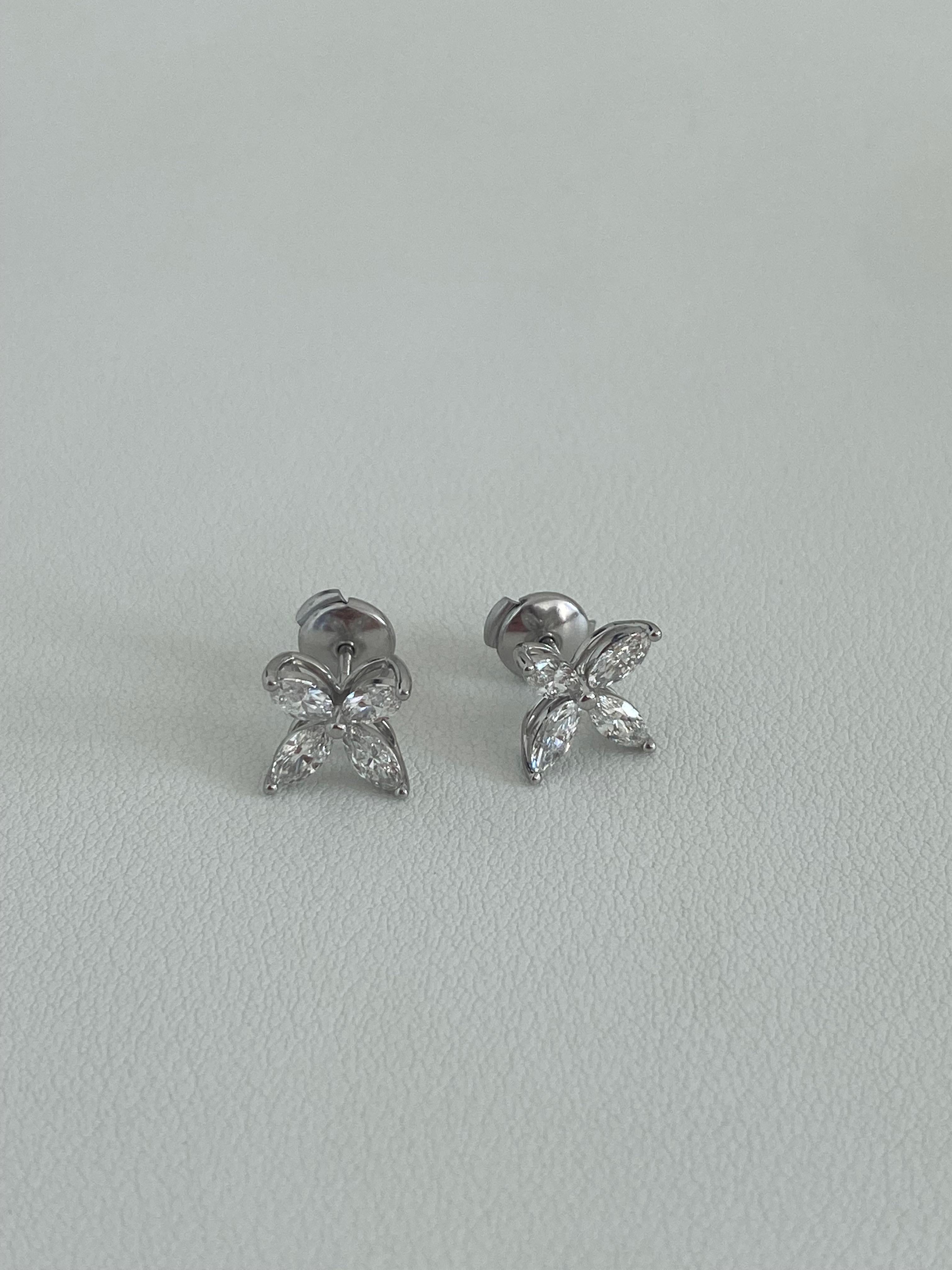 Tiffany Co Victoria medium size earrings 
Retail value : $13,000
Carat weight 0.92 ct
Platinum 
Come within the original packaging 
No visible signs of wear, no modifications, recently polished by a professional 

