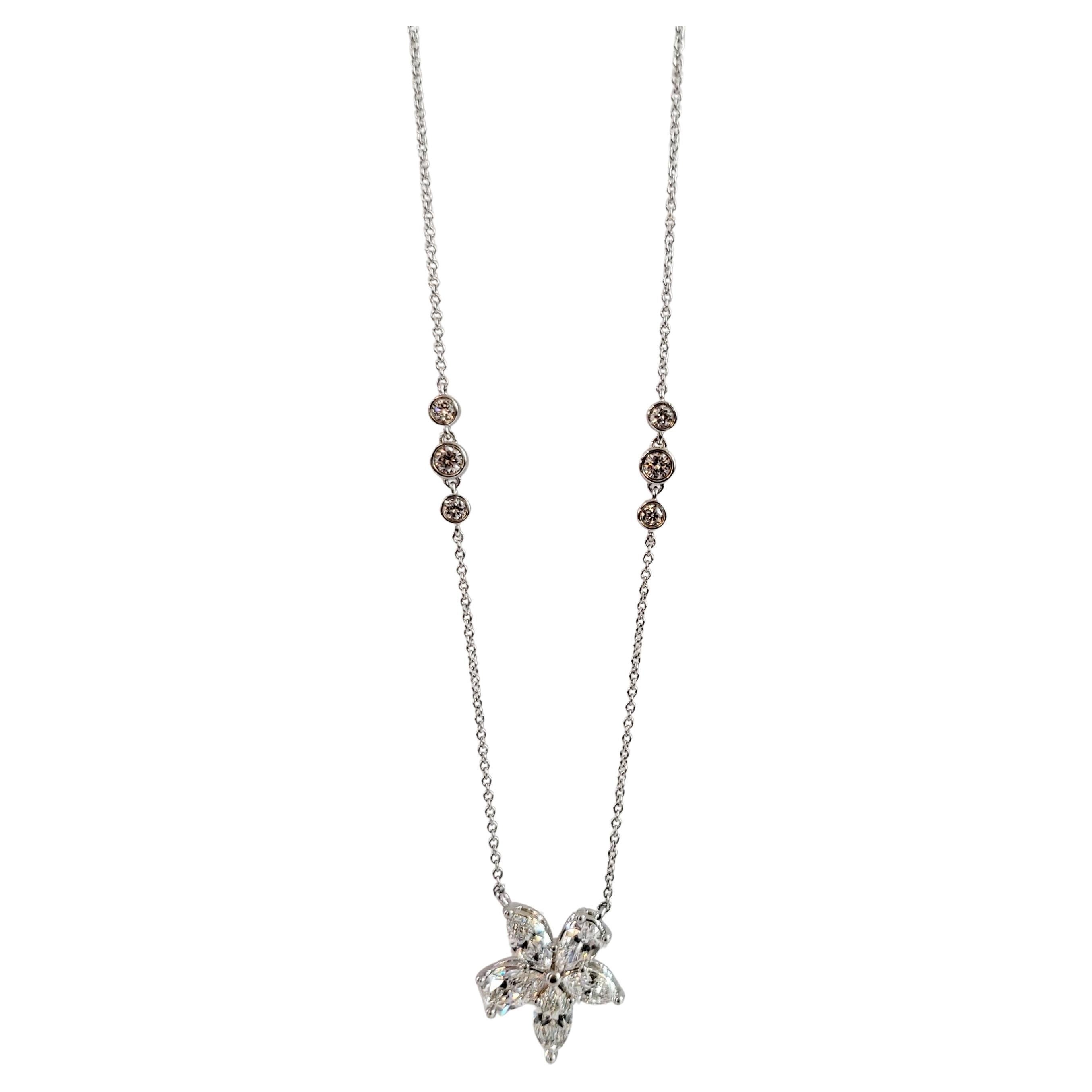 Collana Tiffany & Co. Victoria a grappolo misto, ciondolo sulla catena
Materiale: Platino con diamanti
Taglia extra large, con catena da 18 pollici
Diamanti tondi taglio brillante, peso totale in carati 1.04
Diamanti a forma di pera, peso totale 94