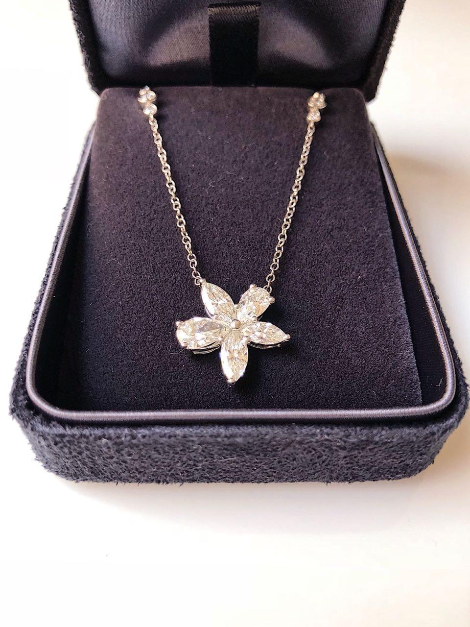 Collana Tiffany & Co. Victoria a grappolo misto, ciondolo sulla catena
Condit: molto buono con lievi segni d'uso. 
Viene fornito con: Custodia grande, scatola blu, documento di servizio, lucidatura recente da Tiffany 
Data di acquisto: 2019
Prezzo