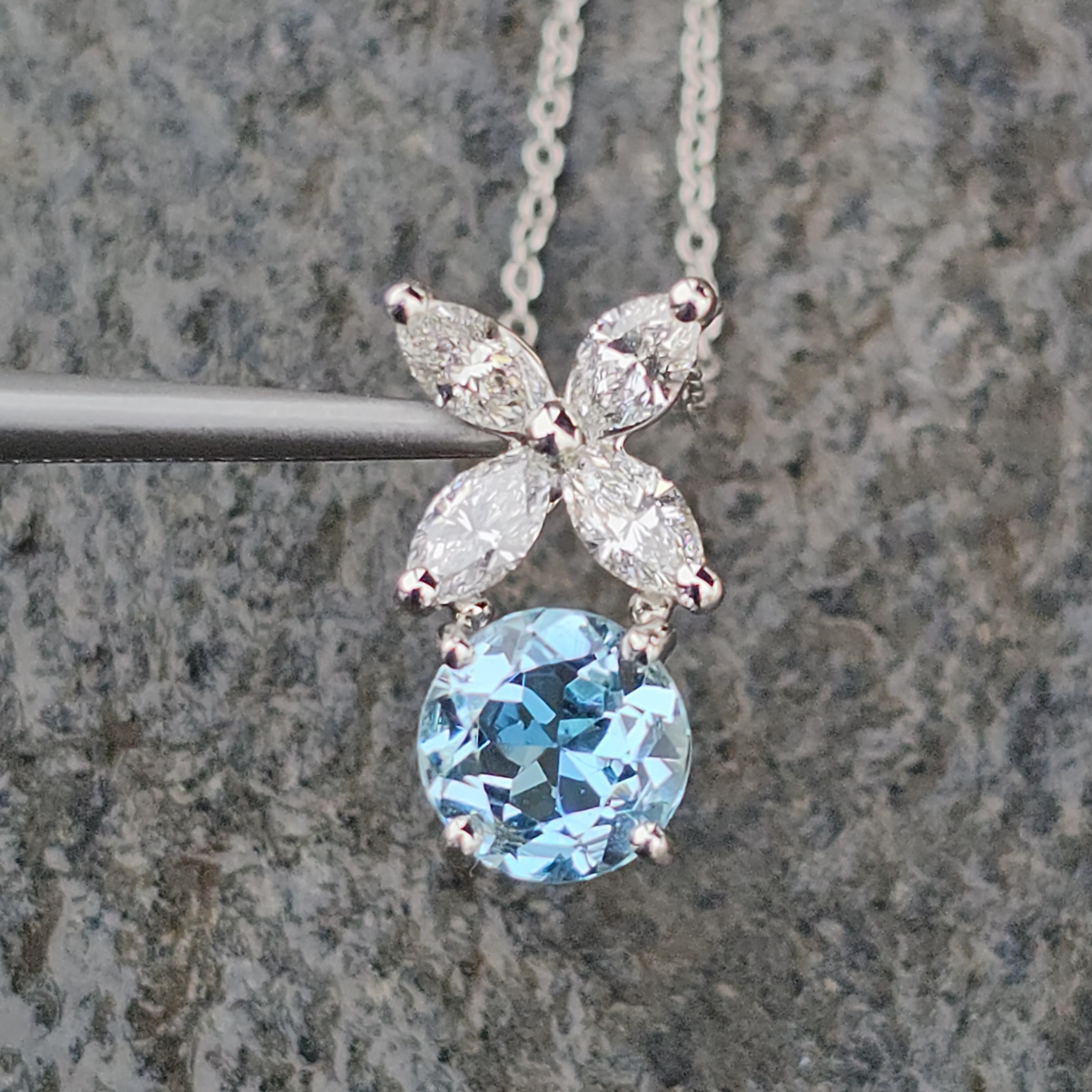 Dies ist eine Tiffany & Co. Victoria Collection seltene Vintage-Anhänger-Halskette. Der Anhänger ist aus Platin gefertigt und zeigt einen auffälligen Aquamarin als Hauptstein. Oberhalb des Aquamarins befinden sich vier Diamanten im Marquiseschliff,