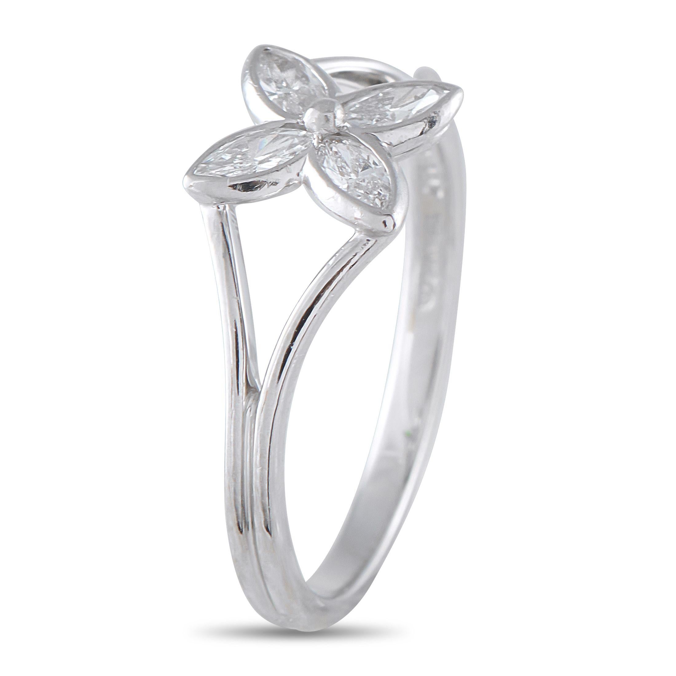 La campaña Tiffany & Co. El Anillo Tiffany Victoria de Diamantes en Platino es una pieza muy codiciada, admirada por su elegancia atemporal y su refinada belleza. Cuatro diamantes marquesa engastados en bisel están delicadamente dispuestos en un