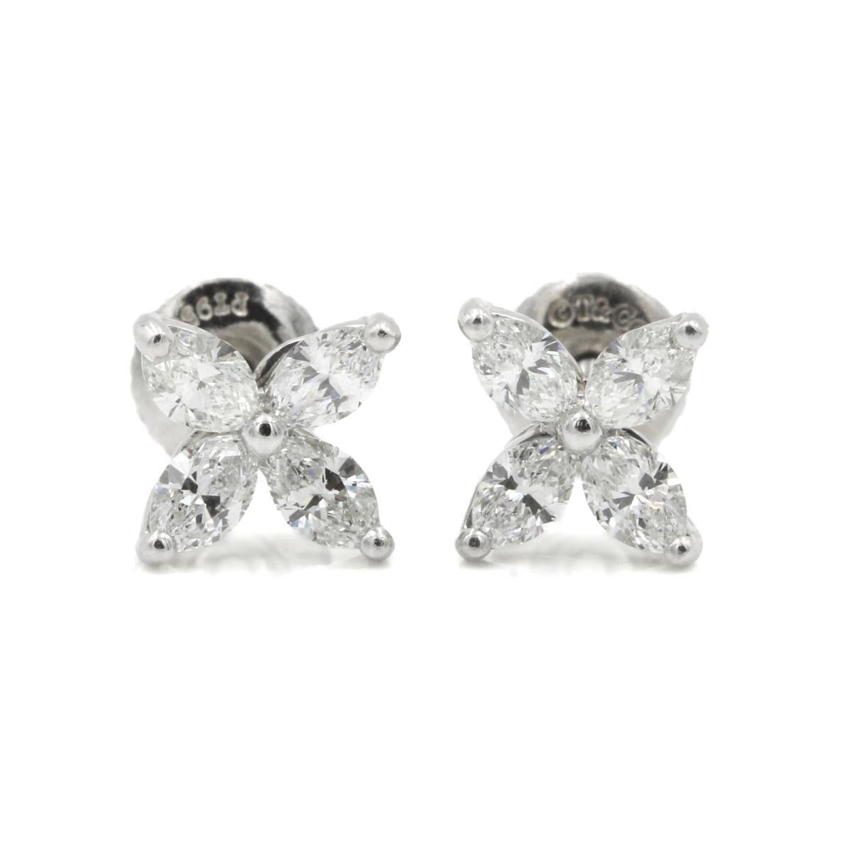 TIFFANY & Co. Orecchini Victoria in platino con diamanti da 0,64 carati

Metallo: Platino
Peso: 2.30 grammi
Misura: 7,3 mm di larghezza
Diamante: 8 diamanti taglio marquise, peso totale .64 carati
Marchio di garanzia: 