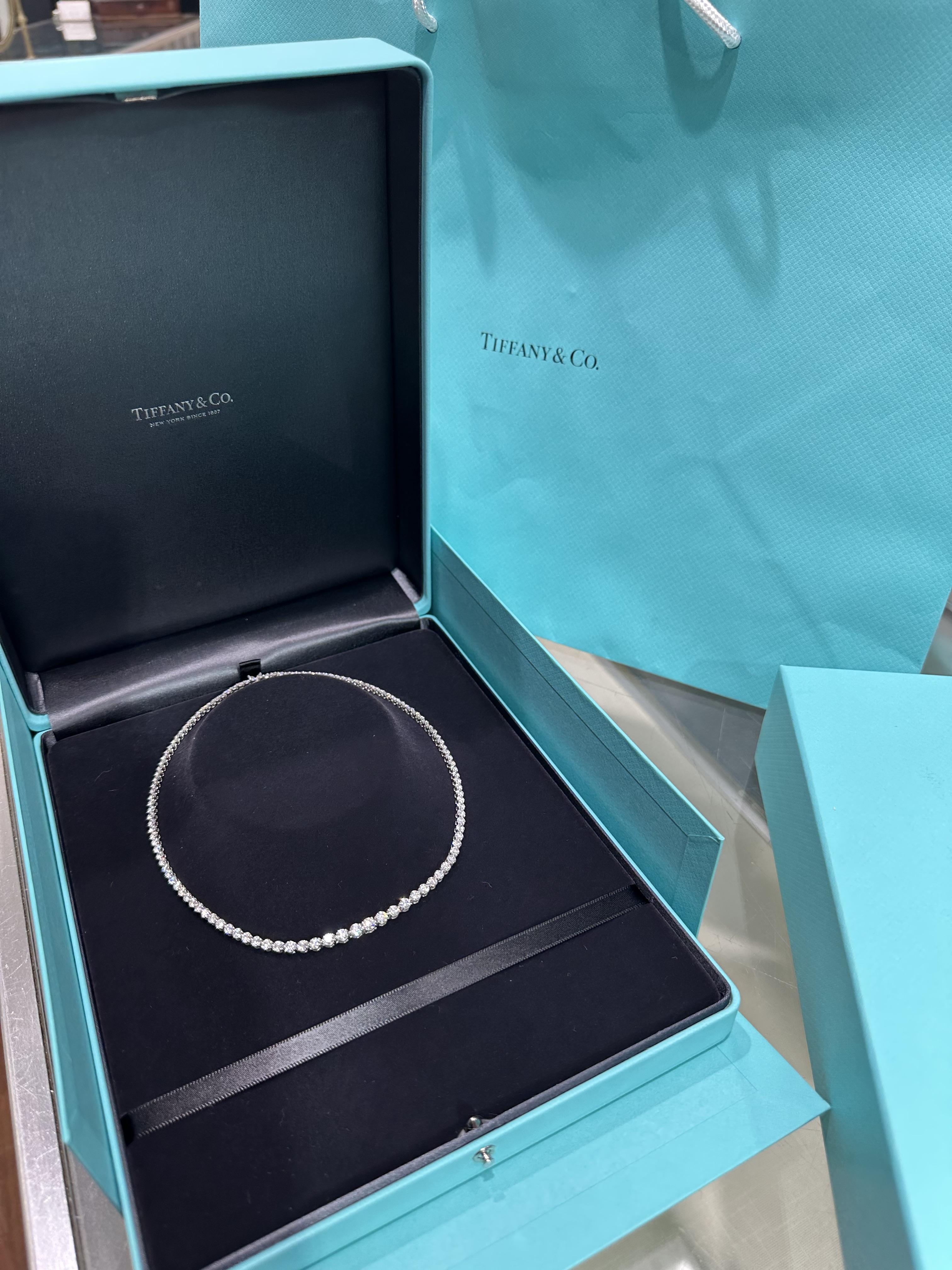 Derzeit auf der Website und verfügbar für den Verkaufspreis von $ 80.000. Klassische und zeitlose Victoria Collection'S.

--Stein(e):--
Zahlreiche natürliche echte Diamanten - zahlreiche runde Brillanten mit 4 Marquise-Schliff - Zackenfassung - F/G