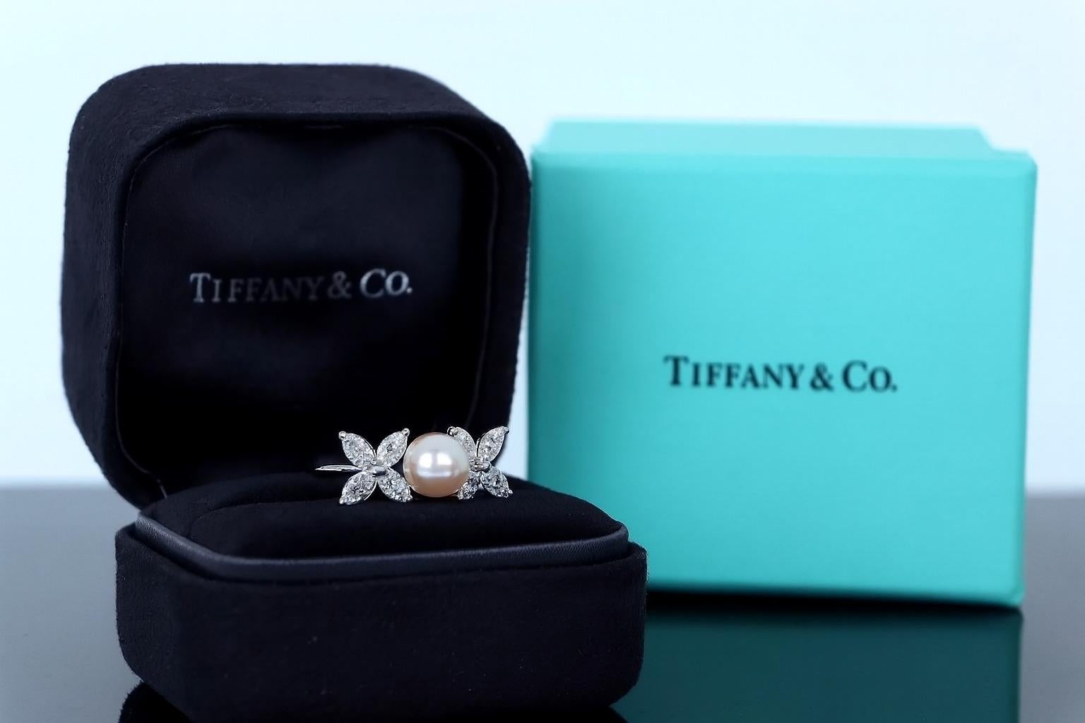 Contemporaneo Tiffany & Co. Anello Victoria in platino con perle Akoya e diamanti marquise in vendita