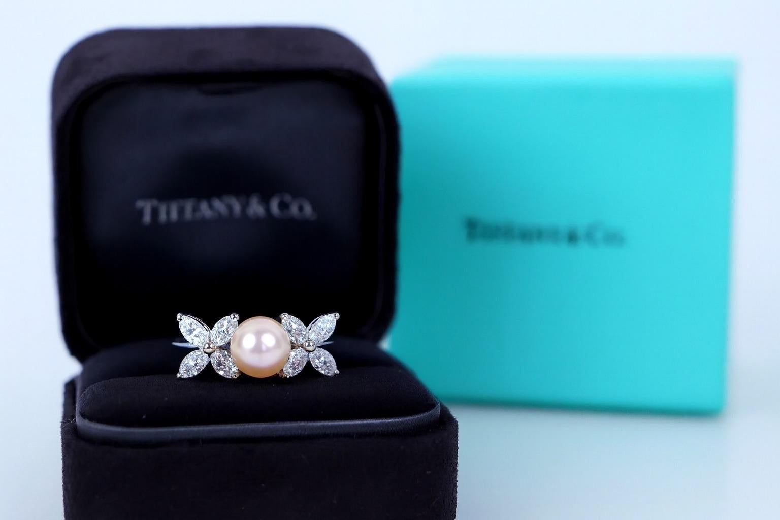 Taglio marquise Tiffany & Co. Anello Victoria in platino con perle Akoya e diamanti marquise in vendita