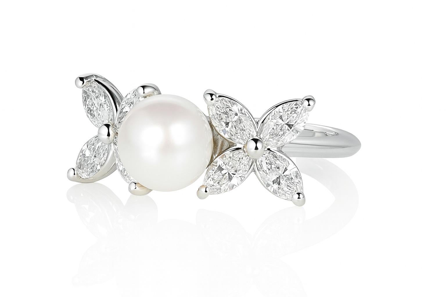 Tiffany & Co. Anello Victoria in platino con perle Akoya e diamanti marquise In condizioni ottime in vendita a Chicago, IL