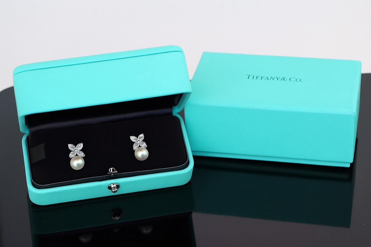 Contemporaneo Tiffany & Co. Orecchini Victoria in platino con perle Akoya e diamanti marquise in vendita