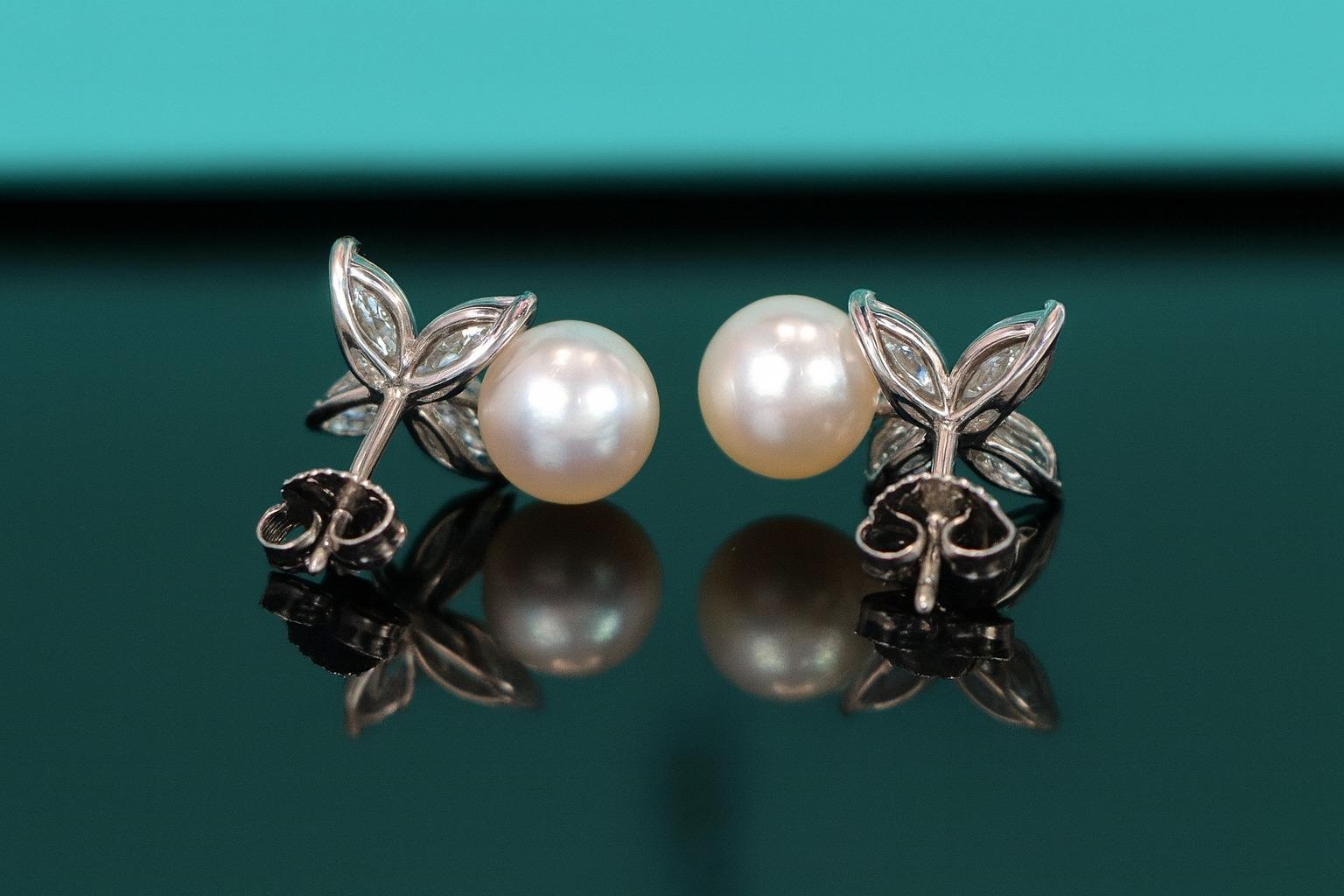 Taglio rotondo Tiffany & Co. Orecchini Victoria in platino con perle Akoya e diamanti marquise in vendita