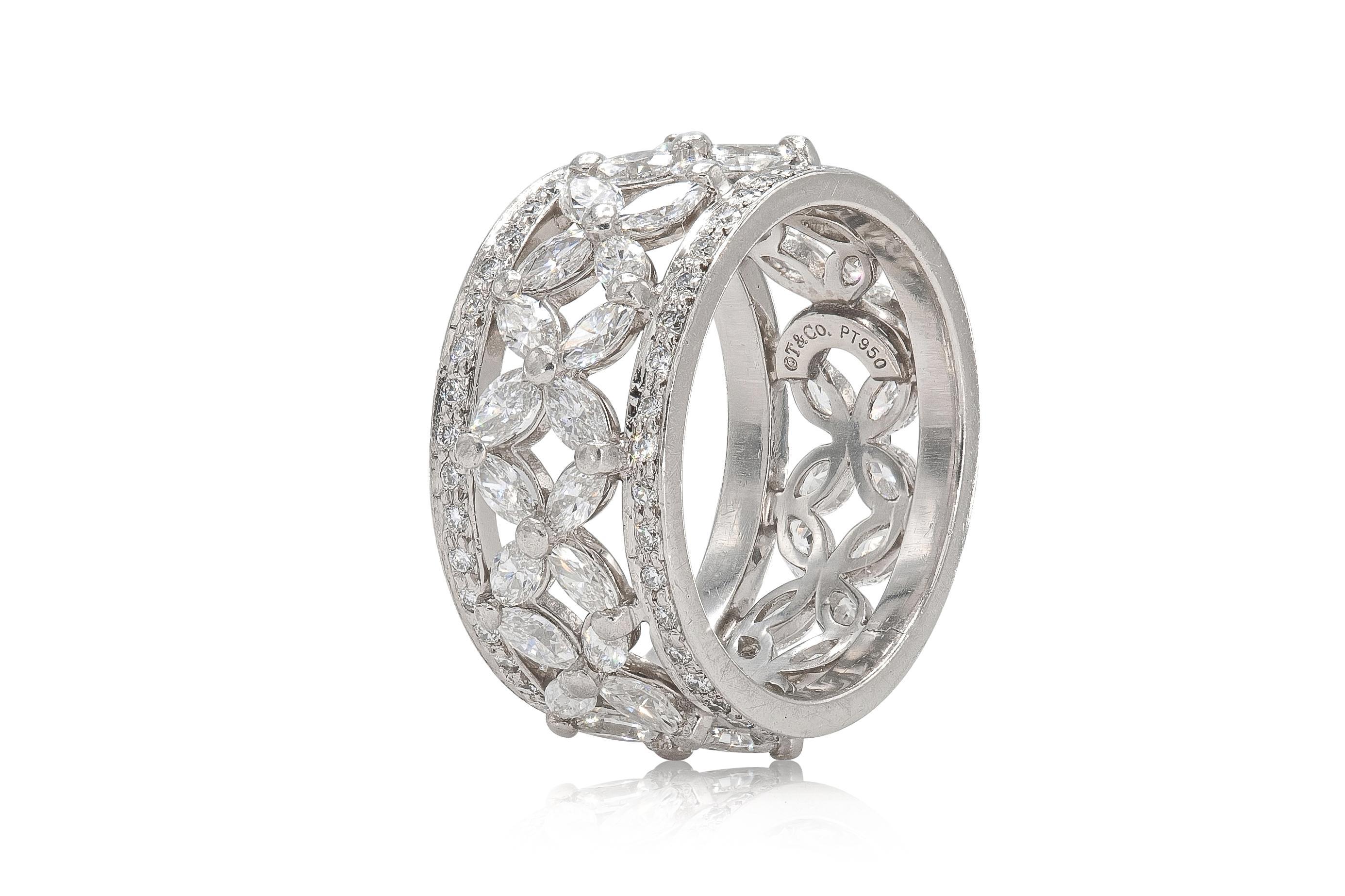 Fein gearbeitet in Platin mit Diamanten im Marquise-Schliff mit einem Gesamtgewicht von 2,00 Karat und Diamanten im Brillant-Schliff mit einem Gesamtgewicht von 0,34 Karat.
Signiert von Tiffany & Co. aus ihrer Tiffany Victoria® Collection.
Größe 5