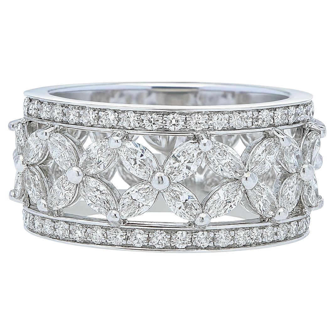 Tiffany & Co. Platin Diamant Floral Motiv Band Ring

Dieses exquisite Diamant-Blumenband von Tiffany & Co. ist ein Fest der Eleganz und der meisterhaften Handwerkskunst. Das breite Band aus massivem Platin (PT950) weist ein zartes, durchbrochenes