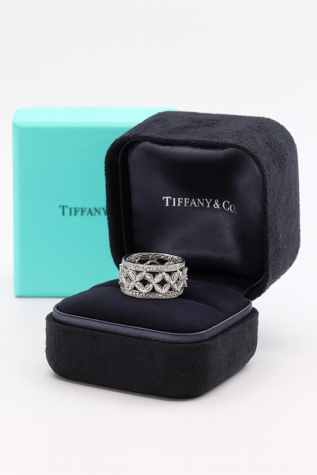 Tiffany & Co. Anello Victoria in platino con diamante rotondo marquise In condizioni ottime in vendita a Chicago, IL