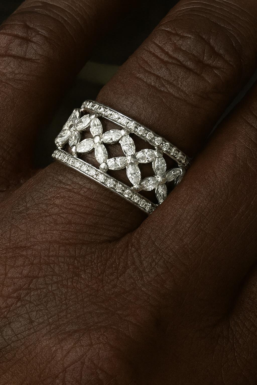 Tiffany & Co. Victoria Platin Marquise Runde Diamant Band Ring im Zustand „Hervorragend“ im Angebot in Chicago, IL