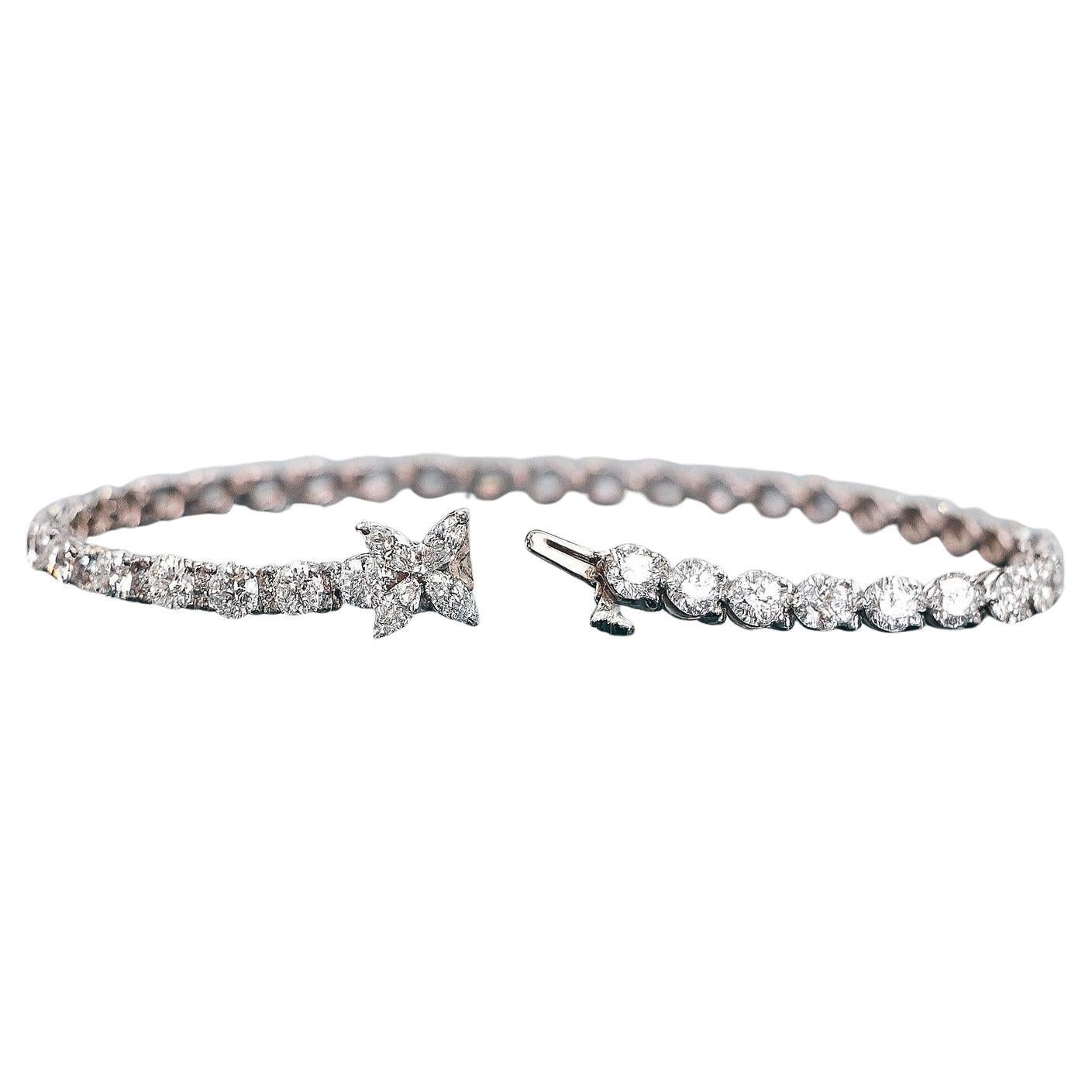 Tiffany & Co. Pulsera Victoria Platino Diamante Redondo Marquesa

Una exquisita pieza de Tiffany & Co. Pulsera Victoria elaborada en platino y engastada con diamantes redondos brillantes y marquesa. Los 35 diamantes redondos están inscritos con