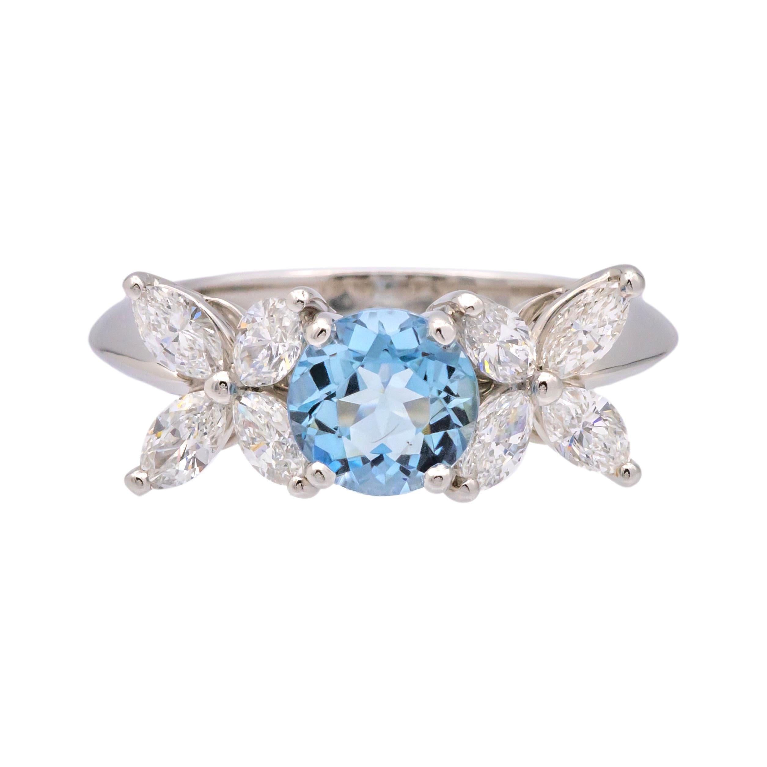 Cette pièce de collection de Tiffany & Co. La bague Victoria, circa 2005, est finement réalisée en platine et comporte une pierre centrale ronde en aigue-marine pesant environ 1 carat. L'aigue-marine, mesurant 6,9 mm x 4,1 mm, présente une belle