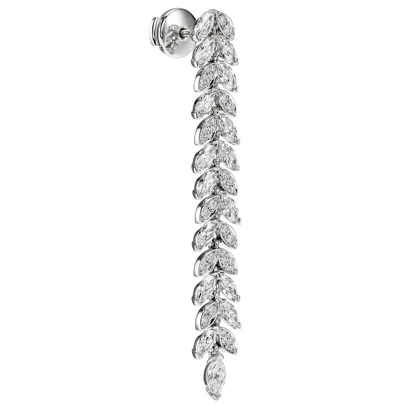 Avec une intensité qui rivalise avec le ciel nocturne, Tiffany Victoria célèbre l'éclat flamboyant des diamants Tiffany. Les diamants de taille mixte ajoutent une touche de lumière saisissante à ces boucles d'oreilles en forme de vigne.

Détails