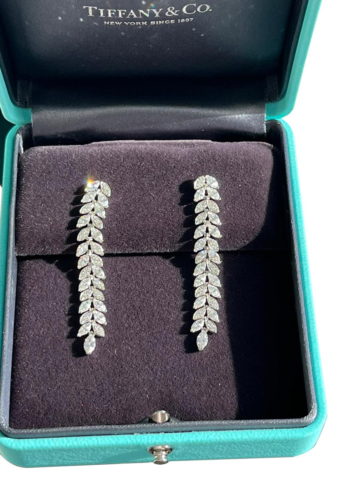 Tiffany & Co. Pendants d'oreilles Victoria en platine avec diamants ronds et marquises en forme de vigne en vente 3
