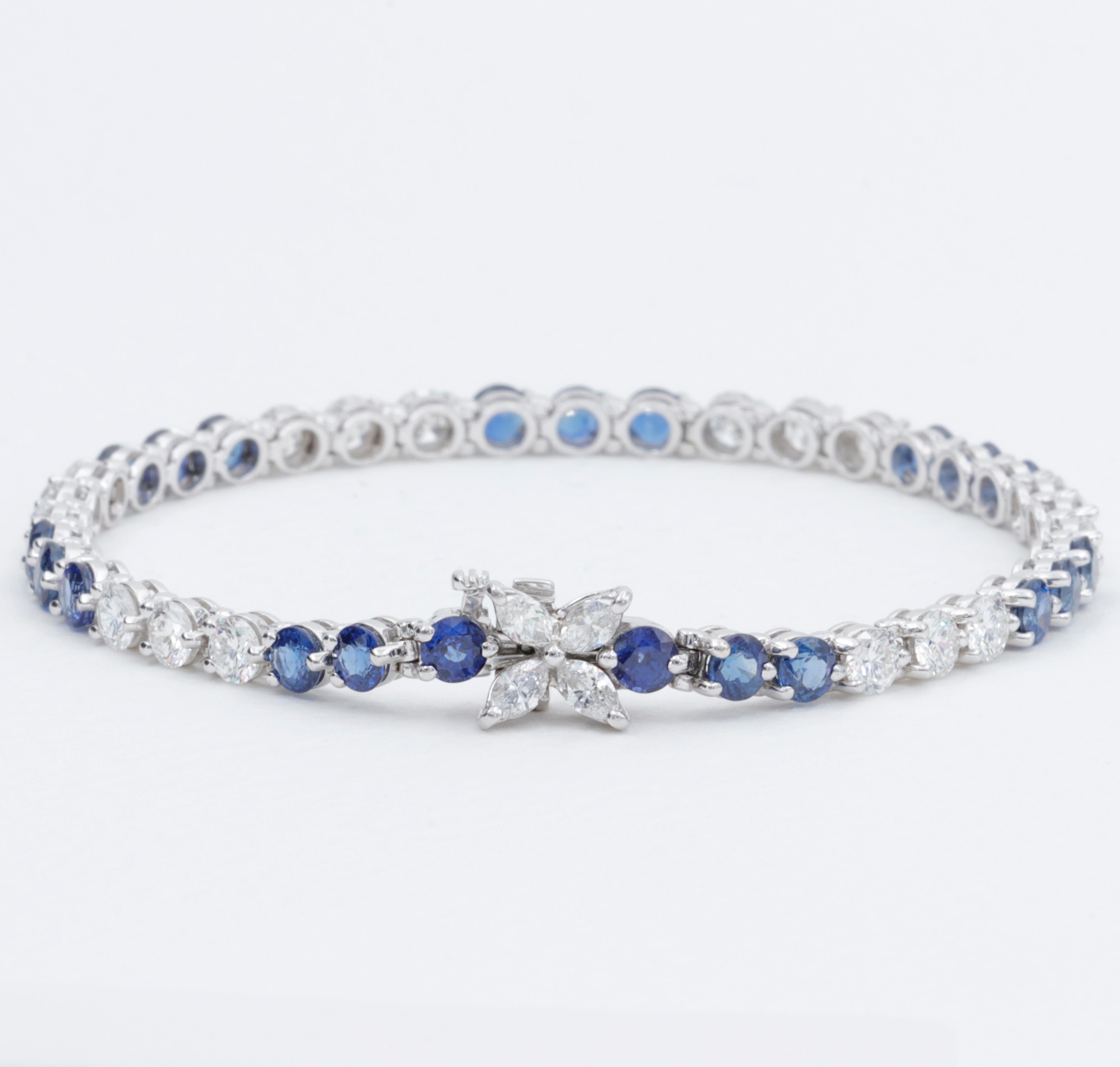 Design emblématique de Tiffany & Co., le bracelet Victoria est doté d'un fermoir à motif de 4 diamants taillés en marquise, qui réunit des saphirs bleus royaux et des diamants de très belle qualité, taillés en rond et de taille brillante. 

Les