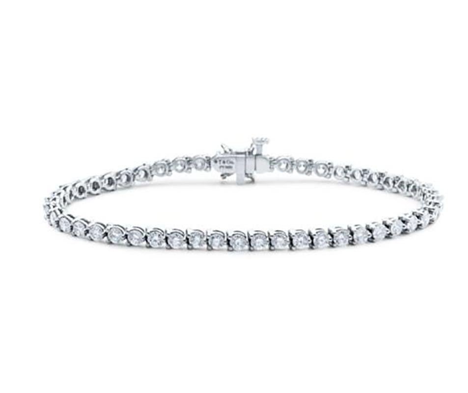 Inspired by the fire and radiance of our superlative diamonds, Tiffany Victoria uses a unique combination of cuts for a distinctly romantic sensibility. This feminine take on the classic line bracelet features a dazzling clasp of marquise