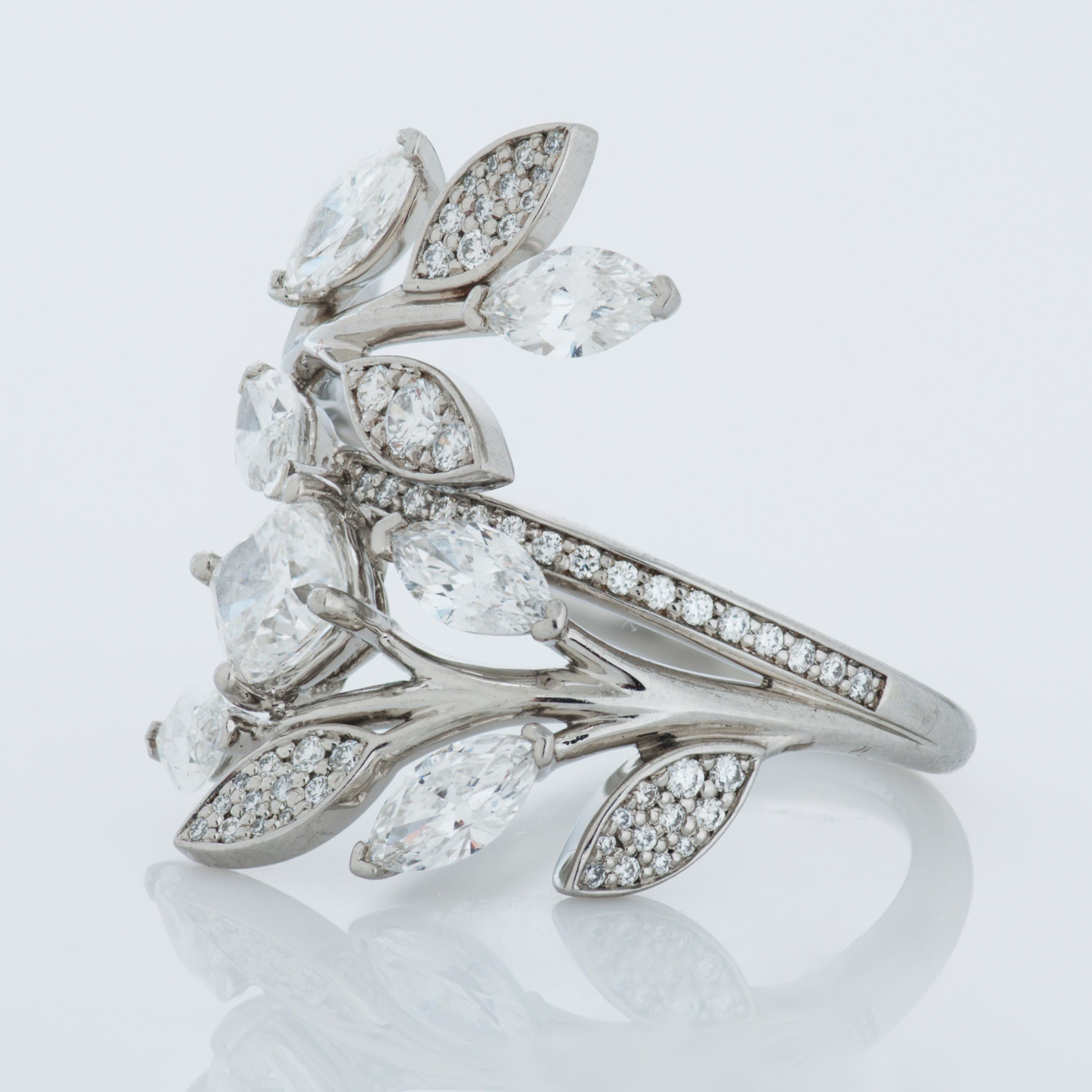 Tiffany & Co. Victoria Vine Diamant-Bypass-Ring aus Platin, begleitet von einer Tiffany-Box. 

Das Herzstück dieses Rings ist ein 0,54 Karat schwerer Diamant im Kissenbrillantschliff mit der Farbe F und der Reinheit VVS1, der von einem