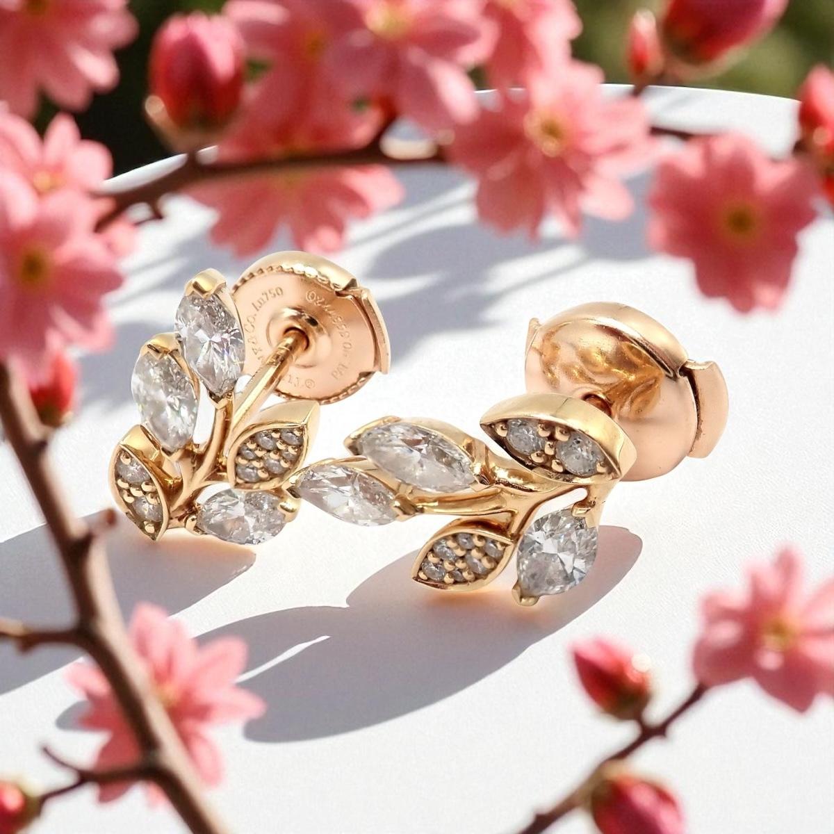 Boucles d'oreilles Victoria Vine en or rose 18 carats par Tiffany & Co.
Rares et authentiques, ces bijoux Tiffany & Co. Les boucles d'oreilles Victoria Vine sont réalisées en or rose 18 carats. 
Dotés de diamants taille marquise et d'accents pavés