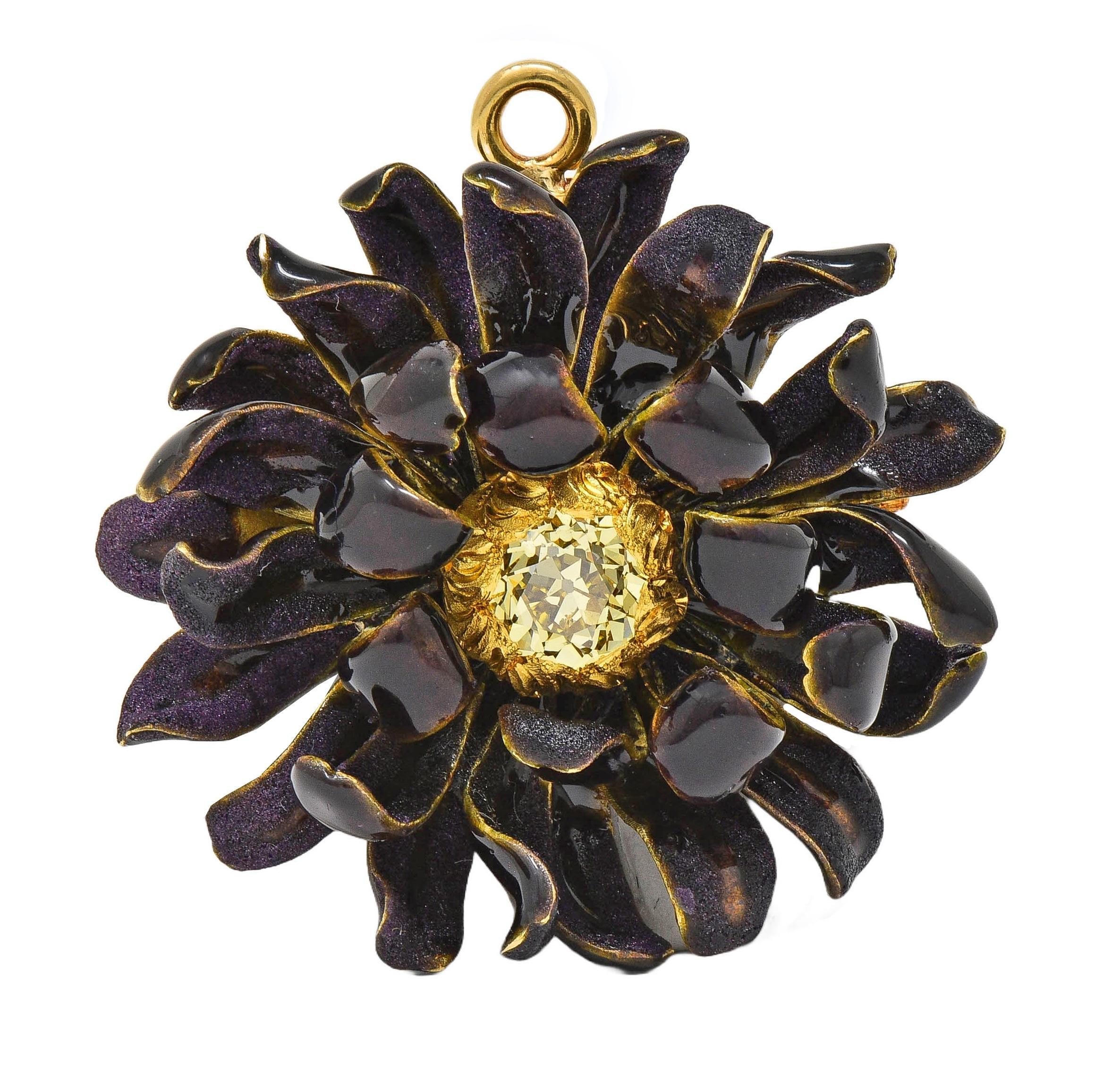 Diseñado como una flor de crisantemo dimensional de color morado oscuro con pétalos enrollados
Brillante con esmalte opaco y transparente ciruela oscuro
Brillo y mate con pérdida mínima - centrado diamante enrasado
Talla europea antigua y un peso