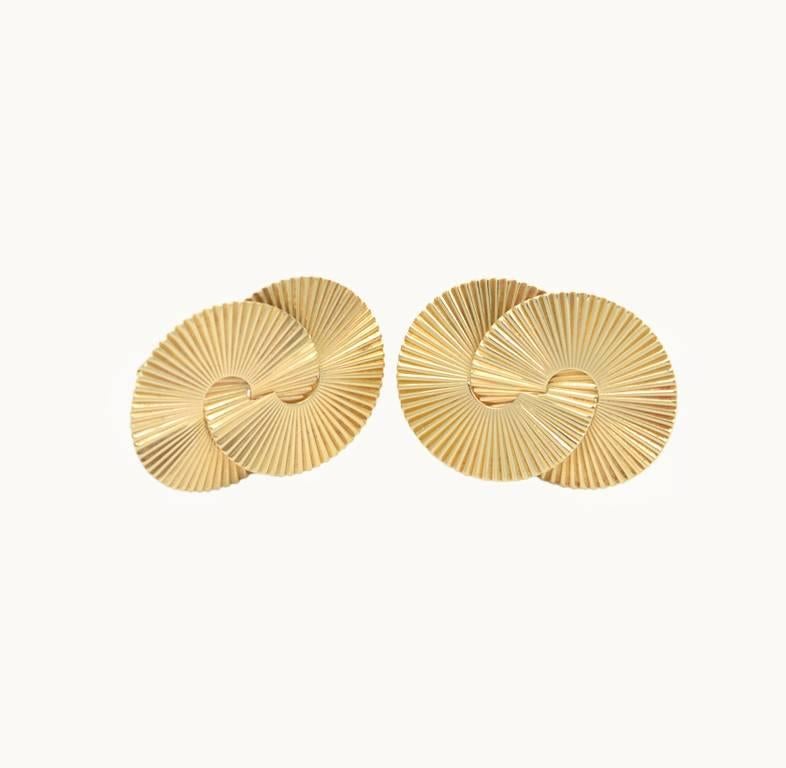  Tiffany & Co. vintage retro gold clip-on earrings in 14 karat yellow gold with a ribbed pattern from circa 1950. Super chic and comfortable to wear! 

These earrings measure approximately 1.31 inches in length, 0.94 inches in width, and 0.30 inches