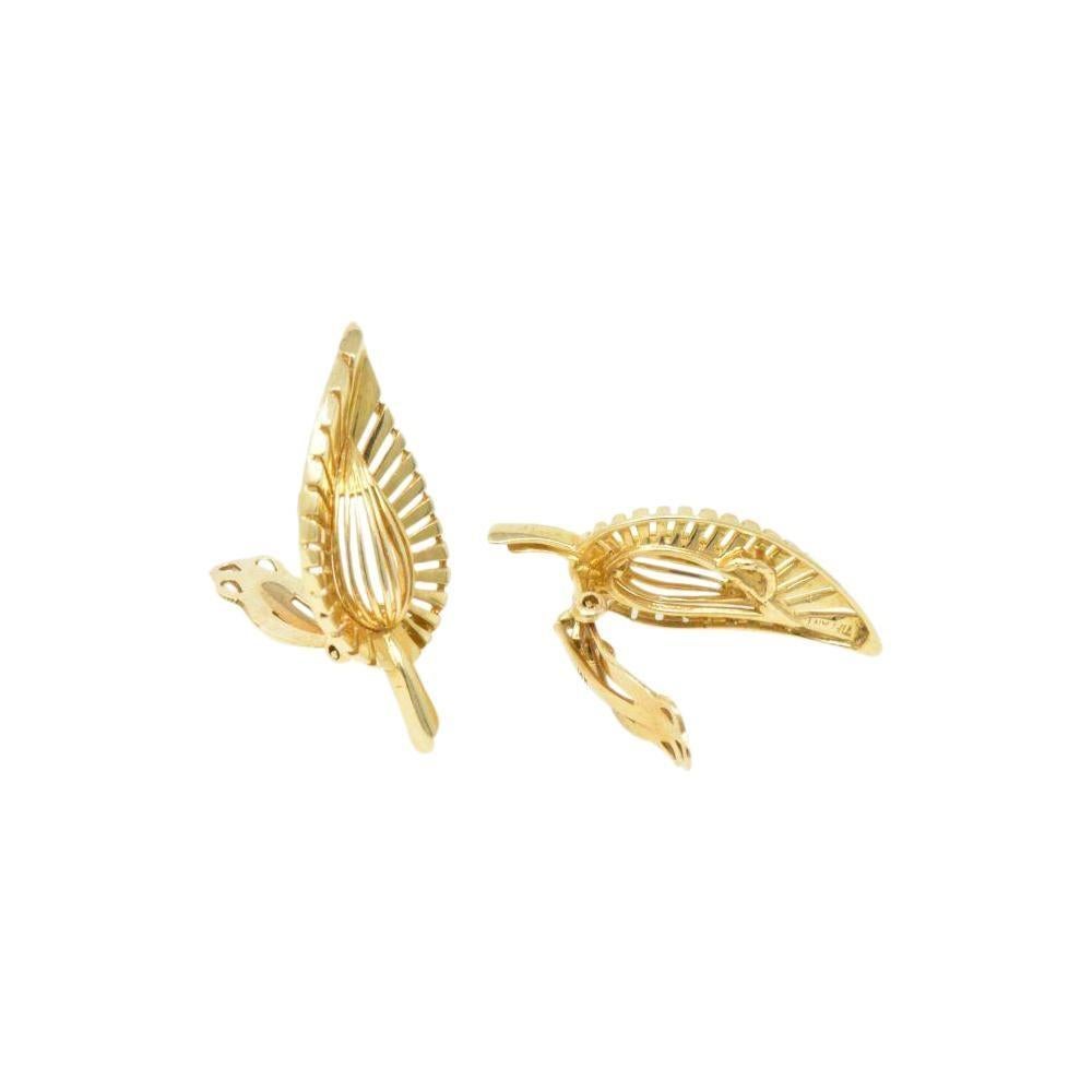 Tiffany & Co. Vintage 14 Karat Yellow Gold Leaf Clip Earrings In Excellent Condition In Philadelphia, PA